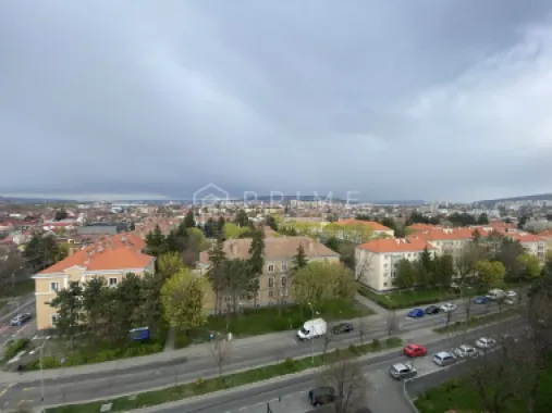 Apartament cu 2 camere, renovat și mobilat – Vedere panoramică