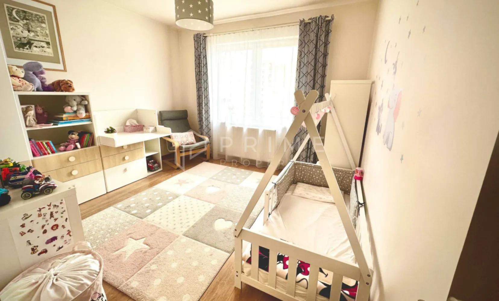 Apartament cu 3 camere + garaj în Tudor - De vânzare apartament cu 3 camere situat în cartierul Tudor, pe strada Armoniei, la etajul 4. 
Apartamentul este mobilat și utilat complet, imediat ocupabil.

Compartimentare:
• 3 camere
• 2 băi
• Bucătărie
• Cămară
• Hol
• Terasă deschisă

Blocul este izolat termic, iar instalațiile de apă, încălzire și electricitate au fost refăcute. Cablu TV și internet sunt trase la prizele din fiecare cameră.

Dotări:
• Mobilier personalizat în living, bucătărie, baie și hol
• Mobilier IKEA în dormitor și camera copilului
• Electrocasnice premium:
• Mașină de spălat vase, cuptor, plită, hotă (Bosch)
• Frigider (Electrolux)
• Mașină de spălat rufe cu uscător și televizoare (Samsung)
• Aer condiționat Daikin (18000 BTU)
• Aspirator robot Roborock

Posibilitate de cumpărare garaj, la prețul de 7500 euro.