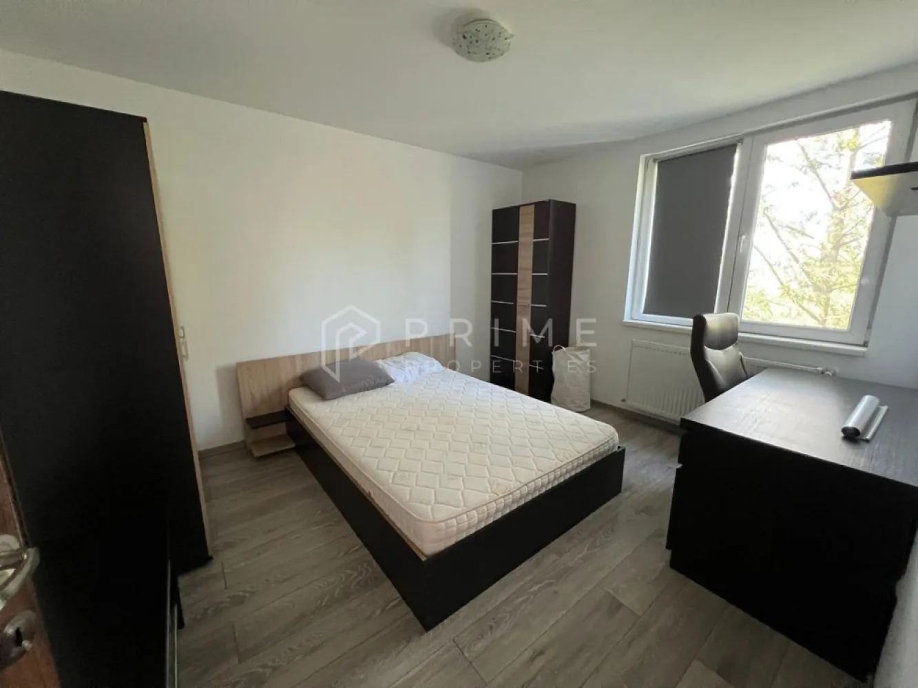 Apartament penthouse cu 4 camere de vânzare în Cornișa - Apartamentul are un preț de ocazie pentru suprafața lui, modul în care este amenajat, mobilat și utilat complet și pentru zona în care este situat, în cartierul Cornișa.

Desfășurarea apartamentului este pe două niveluri, cu scară interioară. La primul nivel se găsesc holul de intrare, livingul cu ieșire pe balcon, bucătăria, un dormitor spațios și o baie. La cel de-al doilea nivel se găsesc 2 dormitoare spațioase și o baie. 
Confortul termic este asigurat de centrala termică proprie, întregul imobil fiind izolat exterior.
Apartamentul se găsește la etajul 4 și 5 într-un bloc cu 5 etaje.

Zona unde este amplasat apartamentul este una ideală atât pentru cei care caută o nouă casă cât și pentru investitori, apartamentul fiind foarte căutat pentru închiriere.

Pentru clienții cumpărători, comisionul este 0%.
La Prime Properties, fiecare tranzacție înseamnă mai mult decât o simplă achiziție – este un proces complet, în care colaborăm cu cei mai buni profesioniști: notari, avocați, designeri, arhitecți, evaluatori, specialiști în certificate energetice, consultanți de credite imobiliare.
Astfel, atunci când alegi o proprietate prin noi, primești la pachet și siguranță, transparență și servicii impecabile pe tot parcursul drumului tău către casa ideală.
Ne dedicăm 100% fiecărui client, iar asta se reflectă în rezultate și în încrederea pe care o primim înapoi prin recomandările lor.
Proprietatea aceasta nu se potrivește exact nevoilor tale? Lasă-ne să îți găsim alternativa potrivită. Consultantul nostru îți va oferi soluții avantajoase și adaptate stilului tău de viață.