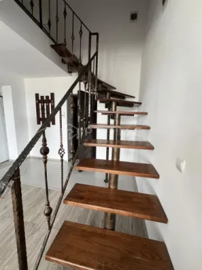 Apartament penthouse cu 4 camere de vânzare în Cornișa