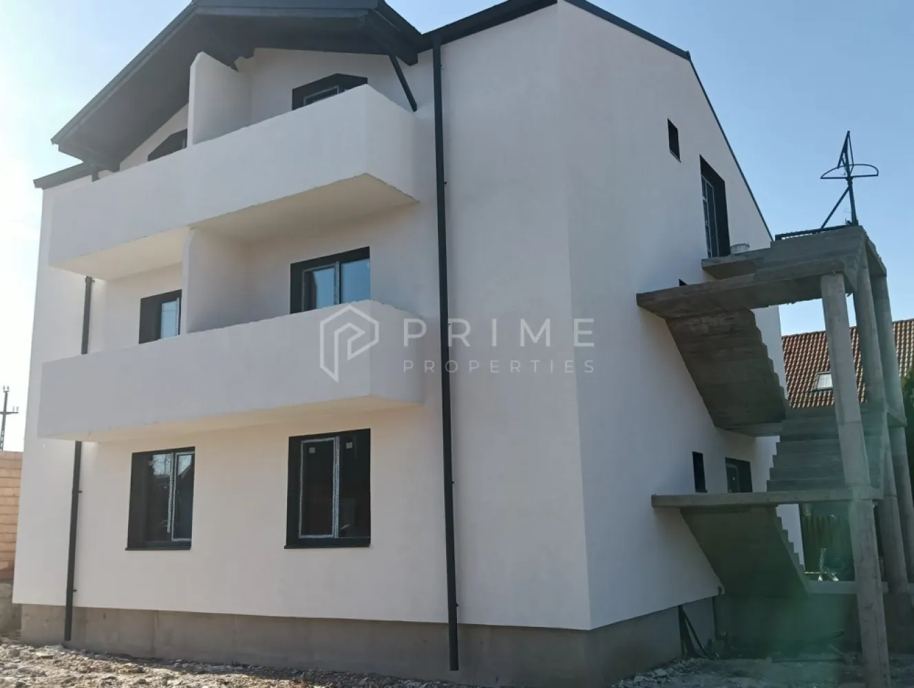 Apartament 2 camere de vânzare –bloc nou, zona 7 Noiembrie Sg. Mures - Vă oferim spre vânzare un apartament într-un bloc nou, compus din 2 camere, bucătărie cu zonă de servit masa, baie și 2 balcoane, având o suprafață totală de 57 m². Prețul include 1 loc de parcare propriu.

Detalii construcție:
Imobilul este conceput pentru a oferi intimitate și confort, având doar un apartament pe nivel pentru fiecare scară de acces.
Se predă finisat la cheie, cu posibilitatea alegerii materialelor de către client, astfel încât noul proprietar să își personalizeze locuința după propriul gust.

Dotări și finisaje:
- Centrală termică proprie
- Ferestre PVC cu geam termopan
- Izolație exterioară cu polistiren de 10 cm
- Finisaje moderne, materiale de calitate

O locuință ideală pentru cei care caută un apartament luminos, eficient energetic și situat într-o construcție nouă, ce asigură intimitate și liniște.

Un loc unde fiecare detaliu te face să te simți acasă.
Poate fi începutul poveștii tale în casa visurilor tale – un spațiu în care confortul și eleganța se întâlnesc perfect.

Clădirea este actualmente în curs de finalizare, urmând să fie finisată în iulie 2026
Strada apartine de Sangeorgiu de Mures, dar are acces facil spre 7 Noiembrie. 

La Prime Properties, fiecare tranzacție înseamnă mai mult decât o simplă achiziție – este un proces complet, în care colaborăm cu cei mai buni profesioniști: notari, avocați, designeri, arhitecți, evaluatori, specialiști în certificate energetice, consultanți de credite imobiliare.
Astfel, atunci când alegi o proprietate prin noi, primești la pachet și siguranță, transparență și servicii impecabile pe tot parcursul drumului tău către casa ideală.

Ne dedicăm 100% fiecărui client, iar asta se reflectă în rezultate și în încrederea pe care o primim înapoi prin recomandările lor.
Proprietatea aceasta nu se potrivește exact nevoilor tale?

Lasă-ne să îți găsim alternativa potrivită. Agentul nostru îți va oferi soluții avantajoase și adaptate stilului tău de viață.
📞 Contactează-ne astăzi. Până acum nu am dezamăgit niciun client – și nu vom începe cu tine.
Comision 0% pentru cumpărători