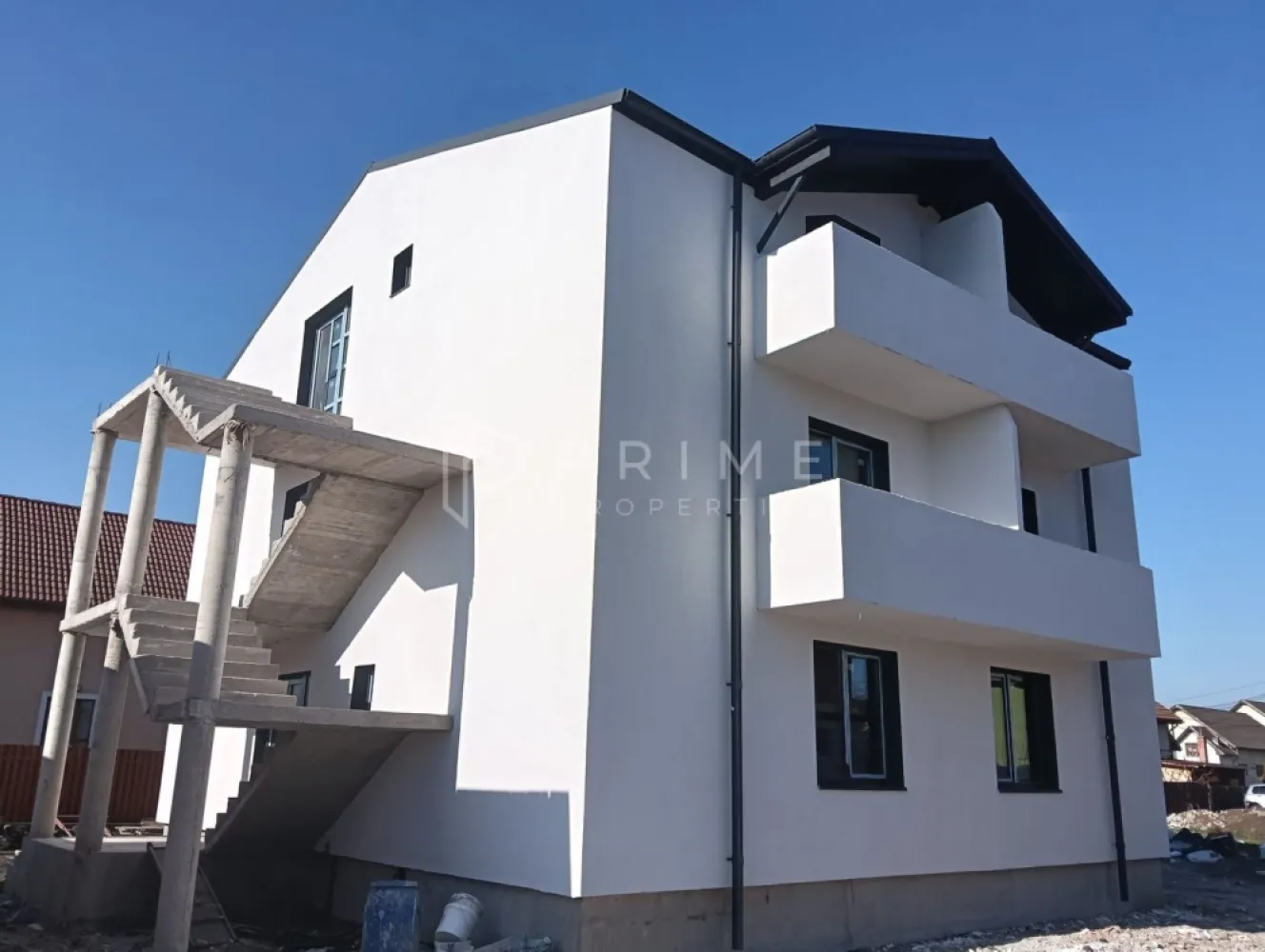 Apartament 2 camere de vânzare –bloc nou, zona 7 Noiembrie Sg. Mures - Vă oferim spre vânzare un apartament într-un bloc nou, compus din 2 camere, bucătărie cu zonă de servit masa, baie și 2 balcoane, având o suprafață totală de 57 m². Prețul include 1 loc de parcare propriu.

Detalii construcție:
Imobilul este conceput pentru a oferi intimitate și confort, având doar un apartament pe nivel pentru fiecare scară de acces.
Se predă finisat la cheie, cu posibilitatea alegerii materialelor de către client, astfel încât noul proprietar să își personalizeze locuința după propriul gust.

Dotări și finisaje:
- Centrală termică proprie
- Ferestre PVC cu geam termopan
- Izolație exterioară cu polistiren de 10 cm
- Finisaje moderne, materiale de calitate

O locuință ideală pentru cei care caută un apartament luminos, eficient energetic și situat într-o construcție nouă, ce asigură intimitate și liniște.

Un loc unde fiecare detaliu te face să te simți acasă.
Poate fi începutul poveștii tale în casa visurilor tale – un spațiu în care confortul și eleganța se întâlnesc perfect.

Clădirea este actualmente în curs de finalizare, urmând să fie finisată în iulie 2026
Strada apartine de Sangeorgiu de Mures, dar are acces facil spre 7 Noiembrie. 

La Prime Properties, fiecare tranzacție înseamnă mai mult decât o simplă achiziție – este un proces complet, în care colaborăm cu cei mai buni profesioniști: notari, avocați, designeri, arhitecți, evaluatori, specialiști în certificate energetice, consultanți de credite imobiliare.
Astfel, atunci când alegi o proprietate prin noi, primești la pachet și siguranță, transparență și servicii impecabile pe tot parcursul drumului tău către casa ideală.

Ne dedicăm 100% fiecărui client, iar asta se reflectă în rezultate și în încrederea pe care o primim înapoi prin recomandările lor.
Proprietatea aceasta nu se potrivește exact nevoilor tale?

Lasă-ne să îți găsim alternativa potrivită. Agentul nostru îți va oferi soluții avantajoase și adaptate stilului tău de viață.
📞 Contactează-ne astăzi. Până acum nu am dezamăgit niciun client – și nu vom începe cu tine.
Comision 0% pentru cumpărători