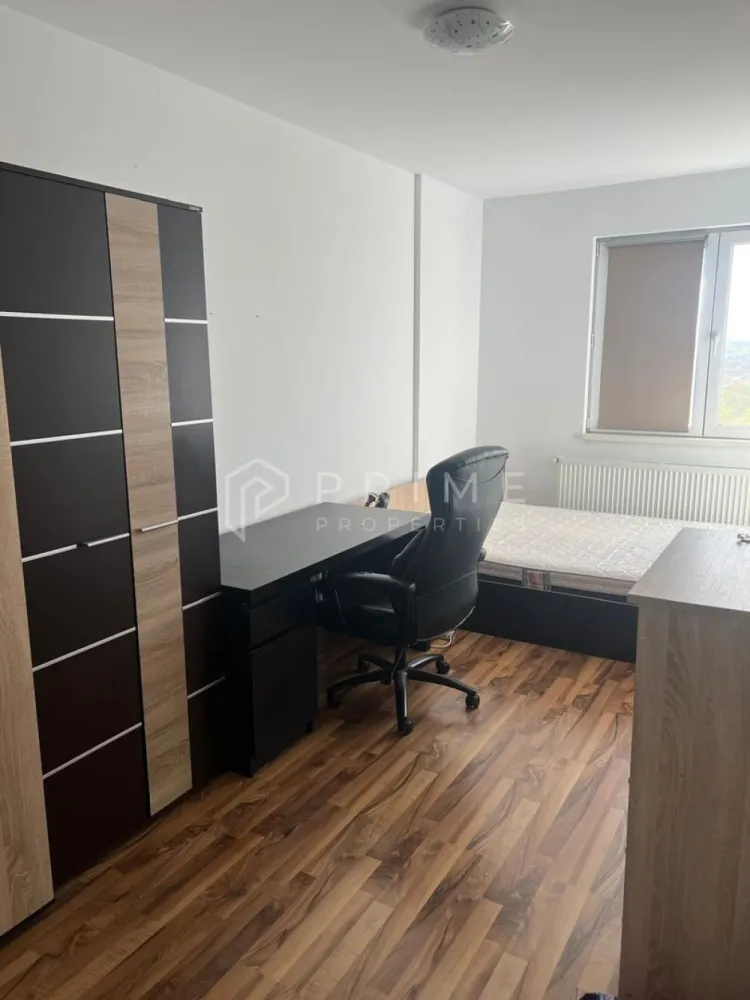 Apartament penthouse cu 4 camere de vânzare în Cornișa - Apartamentul are un preț de ocazie pentru suprafața lui, modul în care este amenajat, mobilat și utilat complet și pentru zona în care este situat, în cartierul Cornișa.

Desfășurarea apartamentului este pe două niveluri, cu scară interioară. La primul nivel se găsesc holul de intrare, livingul cu ieșire pe balcon, bucătăria, un dormitor spațios și o baie. La cel de-al doilea nivel se găsesc 2 dormitoare spațioase și o baie. 
Confortul termic este asigurat de centrala termică proprie, întregul imobil fiind izolat exterior.
Apartamentul se găsește la etajul 4 și 5 într-un bloc cu 5 etaje.

Zona unde este amplasat apartamentul este una ideală atât pentru cei care caută o nouă casă cât și pentru investitori, apartamentul fiind foarte căutat pentru închiriere.

Pentru clienții cumpărători, comisionul este 0%.
La Prime Properties, fiecare tranzacție înseamnă mai mult decât o simplă achiziție – este un proces complet, în care colaborăm cu cei mai buni profesioniști: notari, avocați, designeri, arhitecți, evaluatori, specialiști în certificate energetice, consultanți de credite imobiliare.
Astfel, atunci când alegi o proprietate prin noi, primești la pachet și siguranță, transparență și servicii impecabile pe tot parcursul drumului tău către casa ideală.
Ne dedicăm 100% fiecărui client, iar asta se reflectă în rezultate și în încrederea pe care o primim înapoi prin recomandările lor.
Proprietatea aceasta nu se potrivește exact nevoilor tale? Lasă-ne să îți găsim alternativa potrivită. Consultantul nostru îți va oferi soluții avantajoase și adaptate stilului tău de viață.