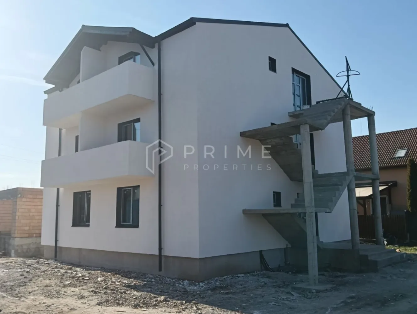 Apartament 2 camere de vânzare –bloc nou, zona 7 Noiembrie Sg. Mures - Vă oferim spre vânzare un apartament într-un bloc nou, compus din 2 camere, bucătărie cu zonă de servit masa, baie și 2 balcoane, având o suprafață totală de 57 m². Prețul include 1 loc de parcare propriu.

Detalii construcție:
Imobilul este conceput pentru a oferi intimitate și confort, având doar un apartament pe nivel pentru fiecare scară de acces.
Se predă finisat la cheie, cu posibilitatea alegerii materialelor de către client, astfel încât noul proprietar să își personalizeze locuința după propriul gust.

Dotări și finisaje:
- Centrală termică proprie
- Ferestre PVC cu geam termopan
- Izolație exterioară cu polistiren de 10 cm
- Finisaje moderne, materiale de calitate

O locuință ideală pentru cei care caută un apartament luminos, eficient energetic și situat într-o construcție nouă, ce asigură intimitate și liniște.

Un loc unde fiecare detaliu te face să te simți acasă.
Poate fi începutul poveștii tale în casa visurilor tale – un spațiu în care confortul și eleganța se întâlnesc perfect.

Clădirea este actualmente în curs de finalizare, urmând să fie finisată în iulie 2026
Strada apartine de Sangeorgiu de Mures, dar are acces facil spre 7 Noiembrie. 

La Prime Properties, fiecare tranzacție înseamnă mai mult decât o simplă achiziție – este un proces complet, în care colaborăm cu cei mai buni profesioniști: notari, avocați, designeri, arhitecți, evaluatori, specialiști în certificate energetice, consultanți de credite imobiliare.
Astfel, atunci când alegi o proprietate prin noi, primești la pachet și siguranță, transparență și servicii impecabile pe tot parcursul drumului tău către casa ideală.

Ne dedicăm 100% fiecărui client, iar asta se reflectă în rezultate și în încrederea pe care o primim înapoi prin recomandările lor.
Proprietatea aceasta nu se potrivește exact nevoilor tale?

Lasă-ne să îți găsim alternativa potrivită. Agentul nostru îți va oferi soluții avantajoase și adaptate stilului tău de viață.
📞 Contactează-ne astăzi. Până acum nu am dezamăgit niciun client – și nu vom începe cu tine.
Comision 0% pentru cumpărători