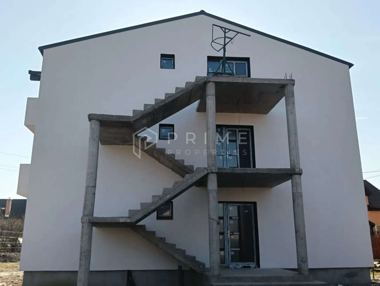 Apartament 2 camere de vânzare –bloc nou, zona 7 Noiembrie Sg. Mures - Vă oferim spre vânzare un apartament într-un bloc nou, compus din 2 camere, bucătărie cu zonă de servit masa, baie și 2 balcoane, având o suprafață totală de 57 m². Prețul include 1 loc de parcare propriu.

Detalii construcție:
Imobilul este conceput pentru a oferi intimitate și confort, având doar un apartament pe nivel pentru fiecare scară de acces.
Se predă finisat la cheie, cu posibilitatea alegerii materialelor de către client, astfel încât noul proprietar să își personalizeze locuința după propriul gust.

Dotări și finisaje:
- Centrală termică proprie
- Ferestre PVC cu geam termopan
- Izolație exterioară cu polistiren de 10 cm
- Finisaje moderne, materiale de calitate

O locuință ideală pentru cei care caută un apartament luminos, eficient energetic și situat într-o construcție nouă, ce asigură intimitate și liniște.

Un loc unde fiecare detaliu te face să te simți acasă.
Poate fi începutul poveștii tale în casa visurilor tale – un spațiu în care confortul și eleganța se întâlnesc perfect.

Clădirea este actualmente în curs de finalizare, urmând să fie finisată în iulie 2026
Strada apartine de Sangeorgiu de Mures, dar are acces facil spre 7 Noiembrie. 

La Prime Properties, fiecare tranzacție înseamnă mai mult decât o simplă achiziție – este un proces complet, în care colaborăm cu cei mai buni profesioniști: notari, avocați, designeri, arhitecți, evaluatori, specialiști în certificate energetice, consultanți de credite imobiliare.
Astfel, atunci când alegi o proprietate prin noi, primești la pachet și siguranță, transparență și servicii impecabile pe tot parcursul drumului tău către casa ideală.

Ne dedicăm 100% fiecărui client, iar asta se reflectă în rezultate și în încrederea pe care o primim înapoi prin recomandările lor.
Proprietatea aceasta nu se potrivește exact nevoilor tale?

Lasă-ne să îți găsim alternativa potrivită. Agentul nostru îți va oferi soluții avantajoase și adaptate stilului tău de viață.
📞 Contactează-ne astăzi. Până acum nu am dezamăgit niciun client – și nu vom începe cu tine.
Comision 0% pentru cumpărători