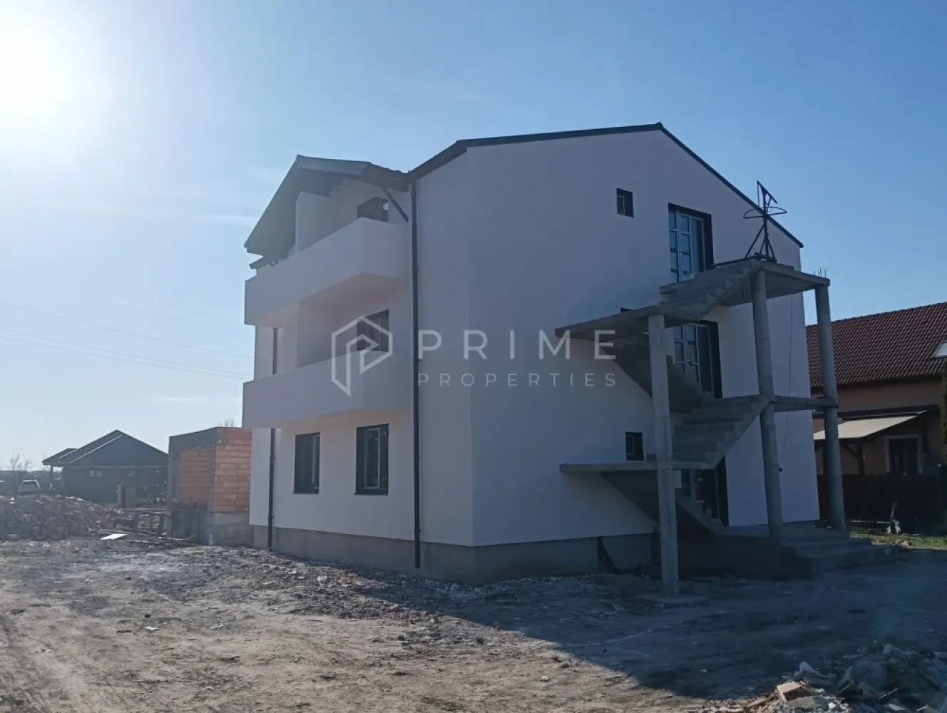 Apartament 2 camere de vânzare –bloc nou, zona 7 Noiembrie Sg. Mures - Vă oferim spre vânzare un apartament într-un bloc nou, compus din 2 camere, bucătărie cu zonă de servit masa, baie și 2 balcoane, având o suprafață totală de 57 m². Prețul include 1 loc de parcare propriu.

Detalii construcție:
Imobilul este conceput pentru a oferi intimitate și confort, având doar un apartament pe nivel pentru fiecare scară de acces.
Se predă finisat la cheie, cu posibilitatea alegerii materialelor de către client, astfel încât noul proprietar să își personalizeze locuința după propriul gust.

Dotări și finisaje:
- Centrală termică proprie
- Ferestre PVC cu geam termopan
- Izolație exterioară cu polistiren de 10 cm
- Finisaje moderne, materiale de calitate

O locuință ideală pentru cei care caută un apartament luminos, eficient energetic și situat într-o construcție nouă, ce asigură intimitate și liniște.

Un loc unde fiecare detaliu te face să te simți acasă.
Poate fi începutul poveștii tale în casa visurilor tale – un spațiu în care confortul și eleganța se întâlnesc perfect.

Clădirea este actualmente în curs de finalizare, urmând să fie finisată în iulie 2026
Strada apartine de Sangeorgiu de Mures, dar are acces facil spre 7 Noiembrie. 

La Prime Properties, fiecare tranzacție înseamnă mai mult decât o simplă achiziție – este un proces complet, în care colaborăm cu cei mai buni profesioniști: notari, avocați, designeri, arhitecți, evaluatori, specialiști în certificate energetice, consultanți de credite imobiliare.
Astfel, atunci când alegi o proprietate prin noi, primești la pachet și siguranță, transparență și servicii impecabile pe tot parcursul drumului tău către casa ideală.

Ne dedicăm 100% fiecărui client, iar asta se reflectă în rezultate și în încrederea pe care o primim înapoi prin recomandările lor.
Proprietatea aceasta nu se potrivește exact nevoilor tale?

Lasă-ne să îți găsim alternativa potrivită. Agentul nostru îți va oferi soluții avantajoase și adaptate stilului tău de viață.
📞 Contactează-ne astăzi. Până acum nu am dezamăgit niciun client – și nu vom începe cu tine.
Comision 0% pentru cumpărători