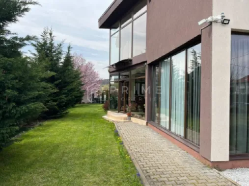 Vilă cu design și dotări deosebite de vânzare