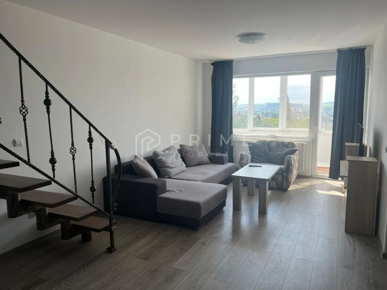 Apartament penthouse cu 4 camere de vânzare în Cornișa