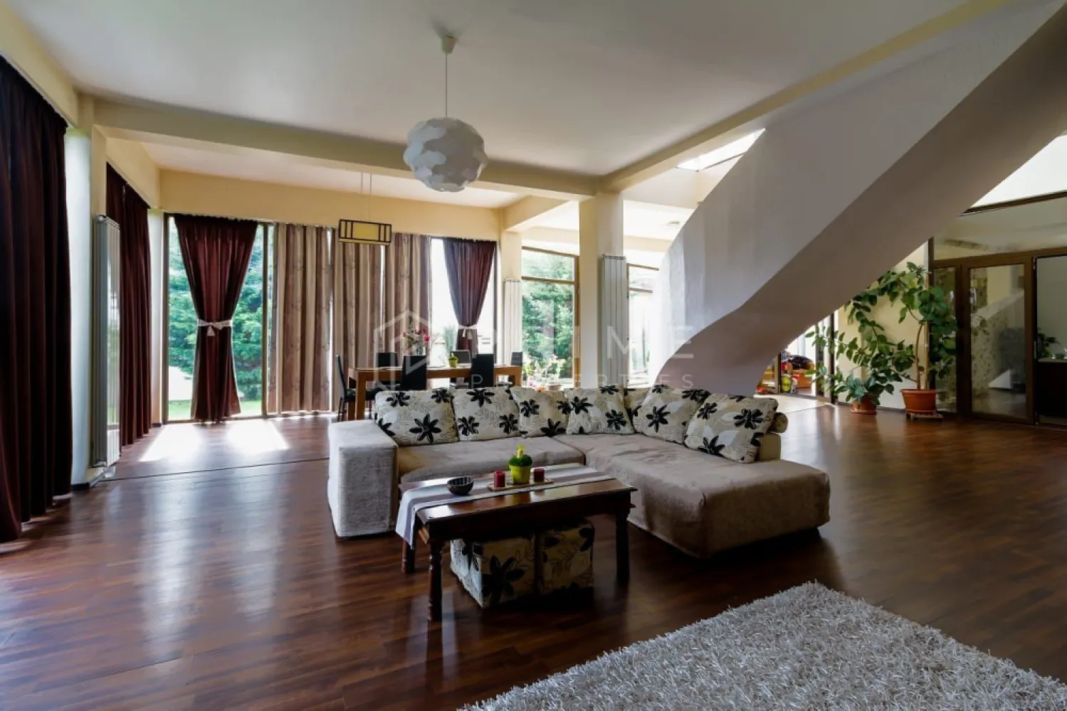 Vilă cu design și dotări deosebite de vânzare - Această vilă superbă de vânzare este amplasată într-un cartier rezidențial select având o curte cu o suprafața totala de 850 mp. Casa are o suprafața utila de 360 mp si o terasa de 50 mp.

Compartimeantarea vilei este astfel:
Parter: living de 80mp cu zona de dinning, bucătărie cu insulă stil american, birou, sala fitness, camera tehnica, baie, terasa la ieșire din bucătărie. Livingul este dotat cu șemineu care este conectat la calorifere. Terasa este amenajata cu masa pentru 10 persoane si grătar zidit. In curte se afla si o căsuță din lemn pentru copii. Casa se poate recompartimenta foarte ușor fiind cu pereți de ghips carton.
Etaj: 3 dormitoare, fiecare având câte o baia proprie și un dressing.

Toată structura casei dispune de izolare termica, geamuri termopan. Fiecare camera este dotata cu aer condiționat. Încălzirea casei se face prin centrala termica Viessman pe gaz si cu ajutorul șemineului pe lemne legat la calorifere. De asemenea, casa este dotata cu sistem de panouri fotovoltaice cu o capacitate de 1000 kW/luna, fiind aproape independenta din punct de vedere energetic.

Casa dispune de poarta automatizata, de sistem de alarma si de sistem de supraveghere video cu înregistrare.
Parcare pentru 2 mașini având copertina si suprafața pavata pentru încă 2 mașini.
Casa este legata la sistemul de canalizare si apa. In curte exista si o fântâna cu hidrofor care deservește sistemul de irigații automatizat.

Casa se vinde mobilata si utilata cu următoarele electrocasnice: cuptor electric, plita cu inducție, combina frigorifica, hota, mașină de spălat rufe, mașină de spălat vase , 4 aparate aer condiționat, 4 TV (dintre care 3 smart). 

Vila este realizata după proiectul Art Collectors Residence by Harriri Pontarini.

Pentru mai multe detalii și pentru a programa o vizionare, nu ezita să ne contactezi – suntem aici să te ghidăm cu profesionalism spre alegerea potrivită.

Pentru clienții cumpărători, comisionul este 0%.
La Prime Properties, fiecare tranzacție înseamnă mai mult decât o simplă achiziție – este un proces complet, în care colaborăm cu cei mai buni profesioniști: notari, avocați, designeri, arhitecți, evaluatori, specialiști în certificate energetice, consultanți de credite imobiliare.
Astfel, atunci când alegi o proprietate prin noi, primești la pachet și siguranță, transparență și servicii impecabile pe tot parcursul drumului tău către casa ideală.
Ne dedicăm 100% fiecărui client, iar asta se reflectă în rezultate și în încrederea pe care o primim înapoi prin recomandările lor.
Proprietatea aceasta nu se potrivește exact nevoilor tale?
Lasă-ne să îți găsim alternativa potrivită. Agentul nostru îți va oferi soluții avantajoase și adaptate stilului tău de viață.
📞 Contactează-ne astăzi. Până acum nu am dezamăgit niciun client – și nu vom începe cu tine.