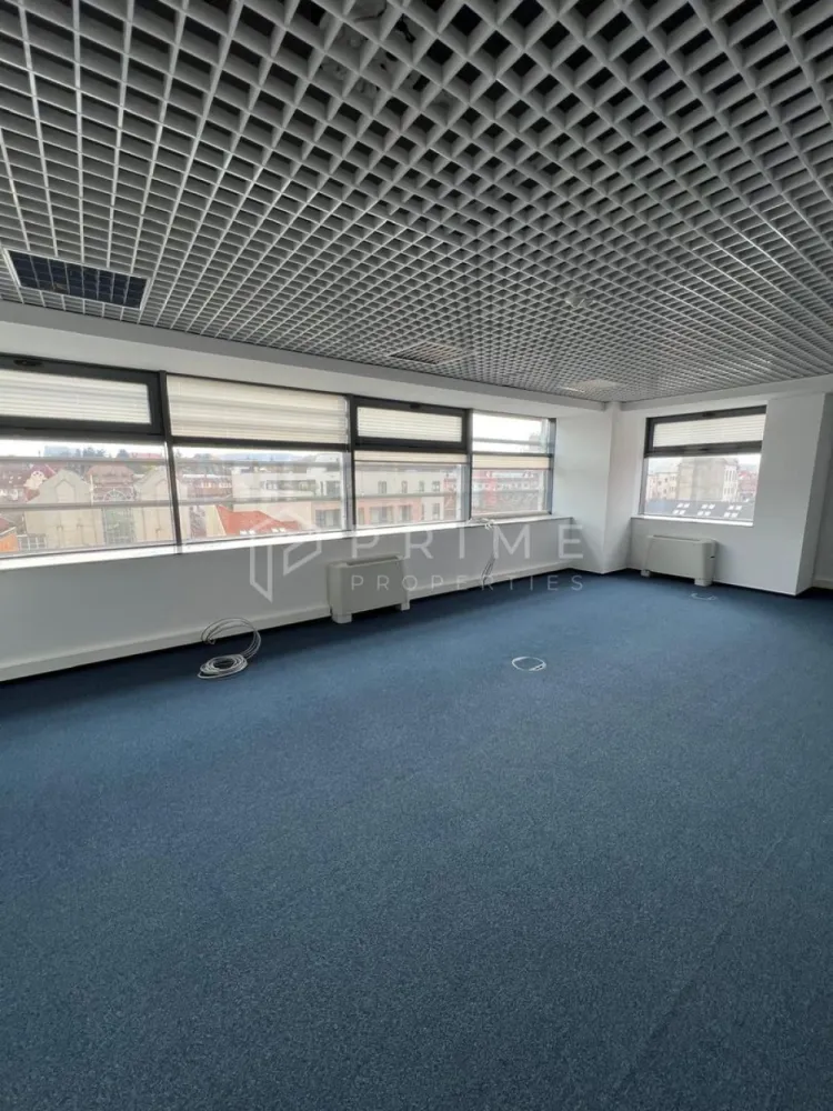 Spațiu de birouri de închiriat, 50-200 mp, centru, Târgu Mureș - Clădirea de birouri este situată în centrul orașului, la 150 m de Piața Trandafirilor. 
Spațiul propus acum este de 100 mp, situat la etajul 2, dar mai sunt disponibile spre închiriere spații de birouri cu suprafețe între 50 mp și 200 mp. 
Clădirea dispune în total de 3000 mp și are 6 etaje.
Parcarea pune la dispoziție 50 de locuri amplasate în subteran.

Prețul de închiriere este de 15 euro/mp+TVA, preț care include și cheltuielile de administrare, inclusiv paza 24h/7.
Perioada minima de închiriere este de 1 an.

La Prime Properties, fiecare tranzacție înseamnă mai mult decât o simplă achiziție sau închiriere– este un proces complet, în care colaborăm cu cei mai buni profesioniști: notari, avocați, designeri, arhitecți, evaluatori, specialiști în certificate energetice, consultanți de credite imobiliare.
Ne dedicăm 100% fiecărui client, iar asta se reflectă în rezultate și în încrederea pe care o primim înapoi prin recomandările lor.
Proprietatea aceasta nu se potrivește exact nevoilor tale?
Lasă-ne să îți găsim alternativa potrivită. Agentul nostru îți va oferi soluții avantajoase și adaptate nevoilor tale specifice.
