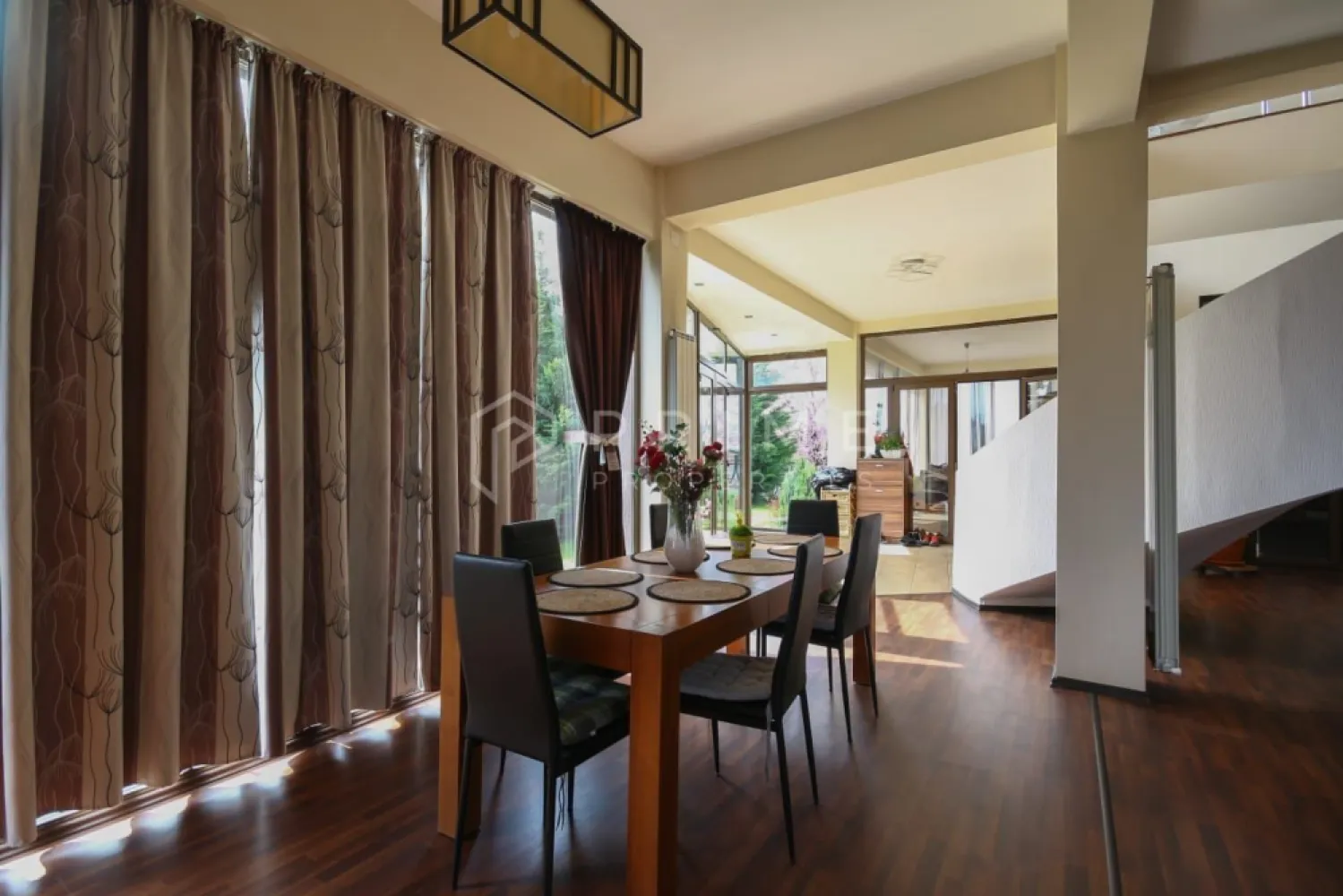 Vilă cu design și dotări deosebite de vânzare - Această vilă superbă de vânzare este amplasată într-un cartier rezidențial select având o curte cu o suprafața totala de 850 mp. Casa are o suprafața utila de 360 mp si o terasa de 50 mp.

Compartimeantarea vilei este astfel:
Parter: living de 80mp cu zona de dinning, bucătărie cu insulă stil american, birou, sala fitness, camera tehnica, baie, terasa la ieșire din bucătărie. Livingul este dotat cu șemineu care este conectat la calorifere. Terasa este amenajata cu masa pentru 10 persoane si grătar zidit. In curte se afla si o căsuță din lemn pentru copii. Casa se poate recompartimenta foarte ușor fiind cu pereți de ghips carton.
Etaj: 3 dormitoare, fiecare având câte o baia proprie și un dressing.

Toată structura casei dispune de izolare termica, geamuri termopan. Fiecare camera este dotata cu aer condiționat. Încălzirea casei se face prin centrala termica Viessman pe gaz si cu ajutorul șemineului pe lemne legat la calorifere. De asemenea, casa este dotata cu sistem de panouri fotovoltaice cu o capacitate de 1000 kW/luna, fiind aproape independenta din punct de vedere energetic.

Casa dispune de poarta automatizata, de sistem de alarma si de sistem de supraveghere video cu înregistrare.
Parcare pentru 2 mașini având copertina si suprafața pavata pentru încă 2 mașini.
Casa este legata la sistemul de canalizare si apa. In curte exista si o fântâna cu hidrofor care deservește sistemul de irigații automatizat.

Casa se vinde mobilata si utilata cu următoarele electrocasnice: cuptor electric, plita cu inducție, combina frigorifica, hota, mașină de spălat rufe, mașină de spălat vase , 4 aparate aer condiționat, 4 TV (dintre care 3 smart). 

Vila este realizata după proiectul Art Collectors Residence by Harriri Pontarini.

Pentru mai multe detalii și pentru a programa o vizionare, nu ezita să ne contactezi – suntem aici să te ghidăm cu profesionalism spre alegerea potrivită.

Pentru clienții cumpărători, comisionul este 0%.
La Prime Properties, fiecare tranzacție înseamnă mai mult decât o simplă achiziție – este un proces complet, în care colaborăm cu cei mai buni profesioniști: notari, avocați, designeri, arhitecți, evaluatori, specialiști în certificate energetice, consultanți de credite imobiliare.
Astfel, atunci când alegi o proprietate prin noi, primești la pachet și siguranță, transparență și servicii impecabile pe tot parcursul drumului tău către casa ideală.
Ne dedicăm 100% fiecărui client, iar asta se reflectă în rezultate și în încrederea pe care o primim înapoi prin recomandările lor.
Proprietatea aceasta nu se potrivește exact nevoilor tale?
Lasă-ne să îți găsim alternativa potrivită. Agentul nostru îți va oferi soluții avantajoase și adaptate stilului tău de viață.
📞 Contactează-ne astăzi. Până acum nu am dezamăgit niciun client – și nu vom începe cu tine.