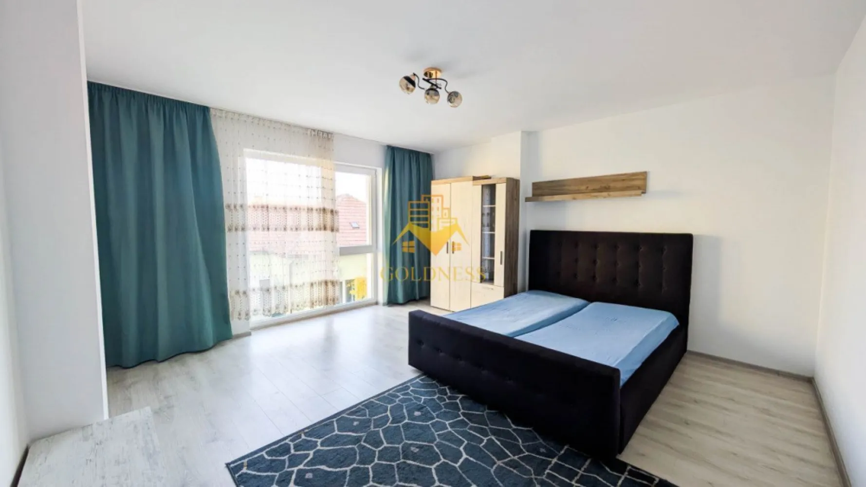 2 camere, decomandate, Bloc nou, Marasti, Aurel Vlaicu, Kaufland, LIDL - GOLDNESS Imobiliare vă propune spre închiriere un apartament cu 2 camere complet mobilat și utilat, la etajul 1 într-un imobil de 4 etaje, în Cartierul Marasti.
Dispune de 2 locuri de parcare subterane!
Se află în apropierea stațiilor de transport în comun, magazine, restaurante, spații verzi, farmacii, etc. 

Apartamentul este compartimentat astfel:
 - dormitor cu pat matrimonial, dulap pentru haine, noptiere
 - dormitor cu pat matrimonial, dulap pentru haine, noptiere, comoda TV
 - bucatarie complet mobilata, utilata, loc de luat masa
 - baie cu cabina de dus, calorifer port prosop și dulap pentru depozitare.
 - terasa de 10 mp.

Imobilul este dotat cu toate cele necesare- centrală proprie, frigider, aragaz, hotă, mașină de spălat haine, etc. 

Dacă sunteți interesați de acest apartament și doriți să îl vizionați, dar și pentru alte oferte nu ezitați să ne contactați telefonic sau prin e-mail. Vă stăm la dispoziție!
Pentru intermediere se percepe un comision de 50% din prețul chiriei!
