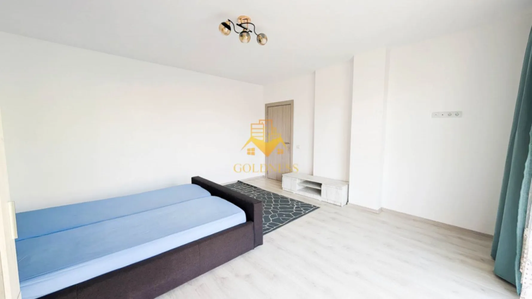 2 camere, decomandate, Bloc nou, Marasti, Aurel Vlaicu, Kaufland, LIDL - GOLDNESS Imobiliare vă propune spre închiriere un apartament cu 2 camere complet mobilat și utilat, la etajul 1 într-un imobil de 4 etaje, în Cartierul Marasti.
Dispune de 2 locuri de parcare subterane!
Se află în apropierea stațiilor de transport în comun, magazine, restaurante, spații verzi, farmacii, etc. 

Apartamentul este compartimentat astfel:
 - dormitor cu pat matrimonial, dulap pentru haine, noptiere
 - dormitor cu pat matrimonial, dulap pentru haine, noptiere, comoda TV
 - bucatarie complet mobilata, utilata, loc de luat masa
 - baie cu cabina de dus, calorifer port prosop și dulap pentru depozitare.
 - terasa de 10 mp.

Imobilul este dotat cu toate cele necesare- centrală proprie, frigider, aragaz, hotă, mașină de spălat haine, etc. 

Dacă sunteți interesați de acest apartament și doriți să îl vizionați, dar și pentru alte oferte nu ezitați să ne contactați telefonic sau prin e-mail. Vă stăm la dispoziție!
Pentru intermediere se percepe un comision de 50% din prețul chiriei!