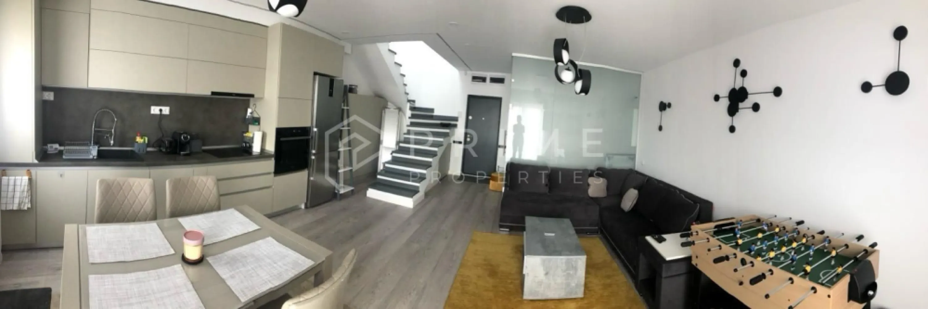 Apartament de lux pe 2 niveluri – Green Residence - Vă propunem spre vânzare un apartament modern, cu design exclusivist, situat în ansamblul Green Residence, una dintre cele mai liniștite și verzi zone ale cartierului Unirii.

Proprietatea este dispusă pe două niveluri, se află într-un bloc nou și se remarcă prin finisajele de înaltă calitate, dotările premium și atmosfera elegantă ce oferă confortul unei locuințe de top.

Detalii și compartimentare:
- Suprafață utilă generoasă
- 2 camere + bucătărie open space
- 2 băi complet dotate
- Dressing spațios
- Scară interioară
- 1 balcon la primul nivel
- 1 terasă panoramică de 20 m², acoperită cu travertin
- 2 locuri de parcare incluse

Dotări și facilități:
- Încălzire în pardoseală
- Aer condiționat
- Sistem de alarmă
- Centrală termică proprie
- Sonorizare ambientală Samsung
- 2 televizoare Samsung
- Finisaje și instalații premium
- Mobilier modern, realizat pe comandă

Bucătărie complet echipată:
- Cuptor electric și cuptor cu microunde incorporabile
- Plită electrică și hotă incorporabilă
- Combina frigorifică
- Mașină de spălat vase
- Aparat de cafea și prăjitor de pâine

Băi complet dotate:
- Mașină de spălat rufe
- Uscător de haine
- Pisoar

Finisaje moderne, atent selectate
2 locuri de parcare incluse în preț

Un apartament spectaculos, elegant și complet utilat, ideal pentru cei care își doresc confort, stil și liniște, la doar câteva minute de centrul orașului.

Pentru clienții cumpărători, comisionul este 0%.

La Prime Properties, fiecare tranzacție înseamnă mai mult decât o simplă achiziție – este un proces complet, în care colaborăm cu cei mai buni profesioniști: notari, avocați, designeri, arhitecți, evaluatori, specialiști în certificate energetice, consultanți de credite imobiliare.
Astfel, atunci când alegi o proprietate prin noi, primești la pachet și siguranță, transparență și servicii impecabile pe tot parcursul drumului tău către casa ideală.

Ne dedicăm 100% fiecărui client, iar asta se reflectă în rezultate și în încrederea pe care o primim înapoi prin recomandările lor.
Proprietatea aceasta nu se potrivește exact nevoilor tale?

Lasă-ne să îți găsim alternativa potrivită. Agentul nostru îți va oferi soluții avantajoase și adaptate stilului tău de viață.
📞 Contactează-ne astăzi. Până acum nu am dezamăgit niciun client – și nu vom începe cu tine.
Comision 0% pentru cumpărători