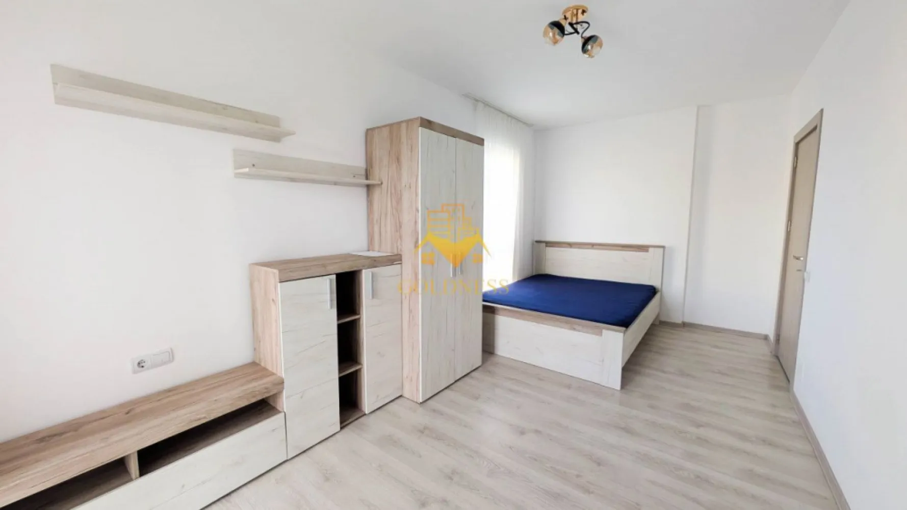 2 camere, decomandate, Bloc nou, Marasti, Aurel Vlaicu, Kaufland, LIDL - GOLDNESS Imobiliare vă propune spre închiriere un apartament cu 2 camere complet mobilat și utilat, la etajul 1 într-un imobil de 4 etaje, în Cartierul Marasti.
Dispune de 2 locuri de parcare subterane!
Se află în apropierea stațiilor de transport în comun, magazine, restaurante, spații verzi, farmacii, etc. 

Apartamentul este compartimentat astfel:
 - dormitor cu pat matrimonial, dulap pentru haine, noptiere
 - dormitor cu pat matrimonial, dulap pentru haine, noptiere, comoda TV
 - bucatarie complet mobilata, utilata, loc de luat masa
 - baie cu cabina de dus, calorifer port prosop și dulap pentru depozitare.
 - terasa de 10 mp.

Imobilul este dotat cu toate cele necesare- centrală proprie, frigider, aragaz, hotă, mașină de spălat haine, etc. 

Dacă sunteți interesați de acest apartament și doriți să îl vizionați, dar și pentru alte oferte nu ezitați să ne contactați telefonic sau prin e-mail. Vă stăm la dispoziție!
Pentru intermediere se percepe un comision de 50% din prețul chiriei!