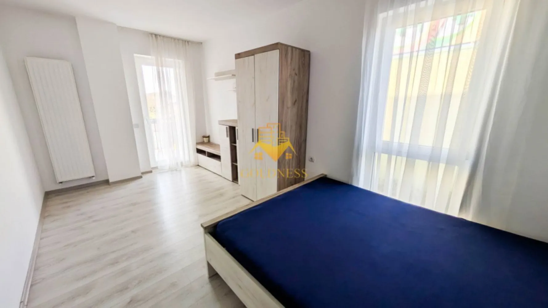 2 camere, decomandate, Bloc nou, Marasti, Aurel Vlaicu, Kaufland, LIDL - GOLDNESS Imobiliare vă propune spre închiriere un apartament cu 2 camere complet mobilat și utilat, la etajul 1 într-un imobil de 4 etaje, în Cartierul Marasti.
Dispune de 2 locuri de parcare subterane!
Se află în apropierea stațiilor de transport în comun, magazine, restaurante, spații verzi, farmacii, etc. 

Apartamentul este compartimentat astfel:
 - dormitor cu pat matrimonial, dulap pentru haine, noptiere
 - dormitor cu pat matrimonial, dulap pentru haine, noptiere, comoda TV
 - bucatarie complet mobilata, utilata, loc de luat masa
 - baie cu cabina de dus, calorifer port prosop și dulap pentru depozitare.
 - terasa de 10 mp.

Imobilul este dotat cu toate cele necesare- centrală proprie, frigider, aragaz, hotă, mașină de spălat haine, etc. 

Dacă sunteți interesați de acest apartament și doriți să îl vizionați, dar și pentru alte oferte nu ezitați să ne contactați telefonic sau prin e-mail. Vă stăm la dispoziție!
Pentru intermediere se percepe un comision de 50% din prețul chiriei!