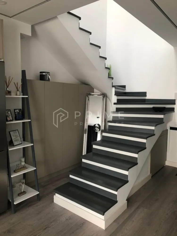 Apartament de lux pe 2 niveluri – Green Residence - Vă propunem spre vânzare un apartament modern, cu design exclusivist, situat în ansamblul Green Residence, una dintre cele mai liniștite și verzi zone ale cartierului Unirii.

Proprietatea este dispusă pe două niveluri, se află într-un bloc nou și se remarcă prin finisajele de înaltă calitate, dotările premium și atmosfera elegantă ce oferă confortul unei locuințe de top.

Detalii și compartimentare:
- Suprafață utilă generoasă
- 2 camere + bucătărie open space
- 2 băi complet dotate
- Dressing spațios
- Scară interioară
- 1 balcon la primul nivel
- 1 terasă panoramică de 20 m², acoperită cu travertin
- 2 locuri de parcare incluse

Dotări și facilități:
- Încălzire în pardoseală
- Aer condiționat
- Sistem de alarmă
- Centrală termică proprie
- Sonorizare ambientală Samsung
- 2 televizoare Samsung
- Finisaje și instalații premium
- Mobilier modern, realizat pe comandă

Bucătărie complet echipată:
- Cuptor electric și cuptor cu microunde incorporabile
- Plită electrică și hotă incorporabilă
- Combina frigorifică
- Mașină de spălat vase
- Aparat de cafea și prăjitor de pâine

Băi complet dotate:
- Mașină de spălat rufe
- Uscător de haine
- Pisoar

Finisaje moderne, atent selectate
2 locuri de parcare incluse în preț

Un apartament spectaculos, elegant și complet utilat, ideal pentru cei care își doresc confort, stil și liniște, la doar câteva minute de centrul orașului.

Pentru clienții cumpărători, comisionul este 0%.

La Prime Properties, fiecare tranzacție înseamnă mai mult decât o simplă achiziție – este un proces complet, în care colaborăm cu cei mai buni profesioniști: notari, avocați, designeri, arhitecți, evaluatori, specialiști în certificate energetice, consultanți de credite imobiliare.
Astfel, atunci când alegi o proprietate prin noi, primești la pachet și siguranță, transparență și servicii impecabile pe tot parcursul drumului tău către casa ideală.

Ne dedicăm 100% fiecărui client, iar asta se reflectă în rezultate și în încrederea pe care o primim înapoi prin recomandările lor.
Proprietatea aceasta nu se potrivește exact nevoilor tale?

Lasă-ne să îți găsim alternativa potrivită. Agentul nostru îți va oferi soluții avantajoase și adaptate stilului tău de viață.
📞 Contactează-ne astăzi. Până acum nu am dezamăgit niciun client – și nu vom începe cu tine.
Comision 0% pentru cumpărători