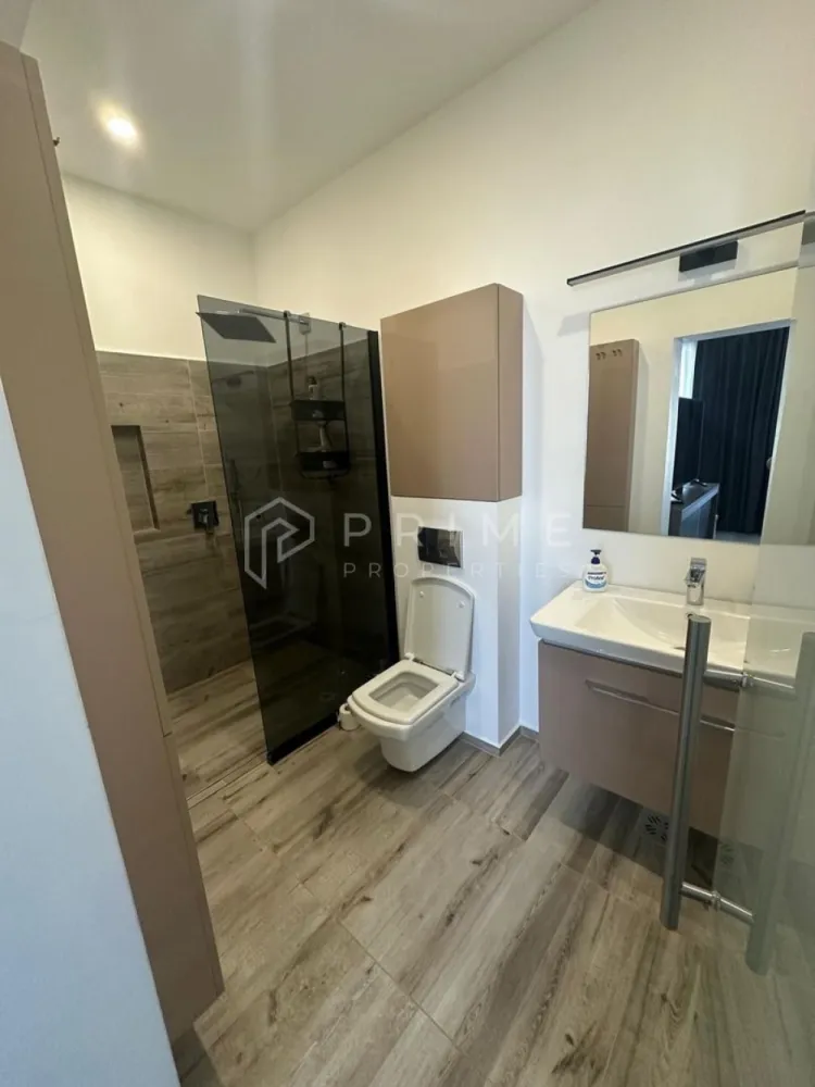 Apartament de lux pe 2 niveluri – Green Residence - Vă propunem spre vânzare un apartament modern, cu design exclusivist, situat în ansamblul Green Residence, una dintre cele mai liniștite și verzi zone ale cartierului Unirii.

Proprietatea este dispusă pe două niveluri, se află într-un bloc nou și se remarcă prin finisajele de înaltă calitate, dotările premium și atmosfera elegantă ce oferă confortul unei locuințe de top.

Detalii și compartimentare:
- Suprafață utilă generoasă
- 2 camere + bucătărie open space
- 2 băi complet dotate
- Dressing spațios
- Scară interioară
- 1 balcon la primul nivel
- 1 terasă panoramică de 20 m², acoperită cu travertin
- 2 locuri de parcare incluse

Dotări și facilități:
- Încălzire în pardoseală
- Aer condiționat
- Sistem de alarmă
- Centrală termică proprie
- Sonorizare ambientală Samsung
- 2 televizoare Samsung
- Finisaje și instalații premium
- Mobilier modern, realizat pe comandă

Bucătărie complet echipată:
- Cuptor electric și cuptor cu microunde incorporabile
- Plită electrică și hotă incorporabilă
- Combina frigorifică
- Mașină de spălat vase
- Aparat de cafea și prăjitor de pâine

Băi complet dotate:
- Mașină de spălat rufe
- Uscător de haine
- Pisoar

Finisaje moderne, atent selectate
2 locuri de parcare incluse în preț

Un apartament spectaculos, elegant și complet utilat, ideal pentru cei care își doresc confort, stil și liniște, la doar câteva minute de centrul orașului.

Pentru clienții cumpărători, comisionul este 0%.

La Prime Properties, fiecare tranzacție înseamnă mai mult decât o simplă achiziție – este un proces complet, în care colaborăm cu cei mai buni profesioniști: notari, avocați, designeri, arhitecți, evaluatori, specialiști în certificate energetice, consultanți de credite imobiliare.
Astfel, atunci când alegi o proprietate prin noi, primești la pachet și siguranță, transparență și servicii impecabile pe tot parcursul drumului tău către casa ideală.

Ne dedicăm 100% fiecărui client, iar asta se reflectă în rezultate și în încrederea pe care o primim înapoi prin recomandările lor.
Proprietatea aceasta nu se potrivește exact nevoilor tale?

Lasă-ne să îți găsim alternativa potrivită. Agentul nostru îți va oferi soluții avantajoase și adaptate stilului tău de viață.
📞 Contactează-ne astăzi. Până acum nu am dezamăgit niciun client – și nu vom începe cu tine.
Comision 0% pentru cumpărători