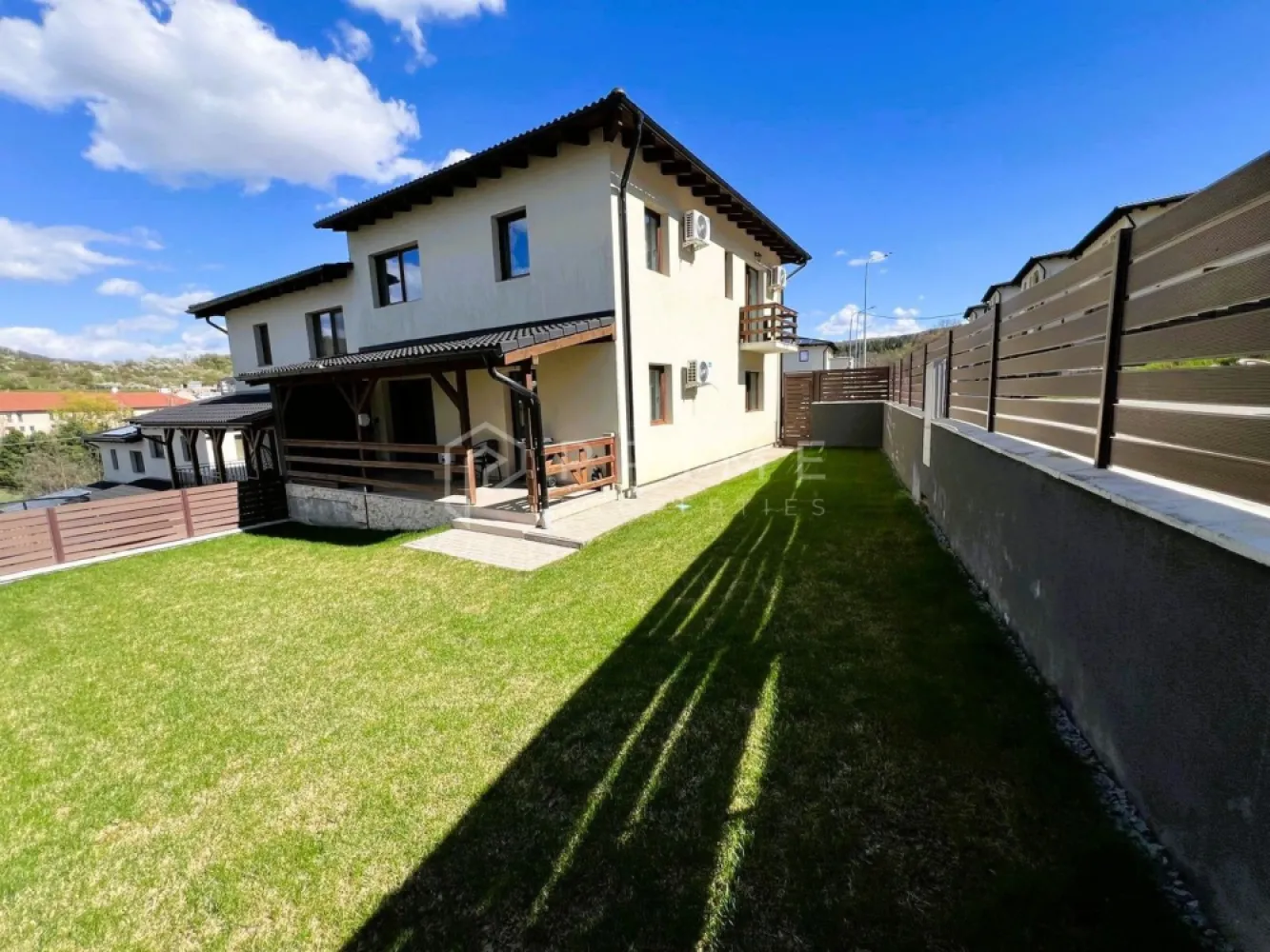 Casă Duplex de vânzare – Corunca | Design deosebit, aproape de pădure