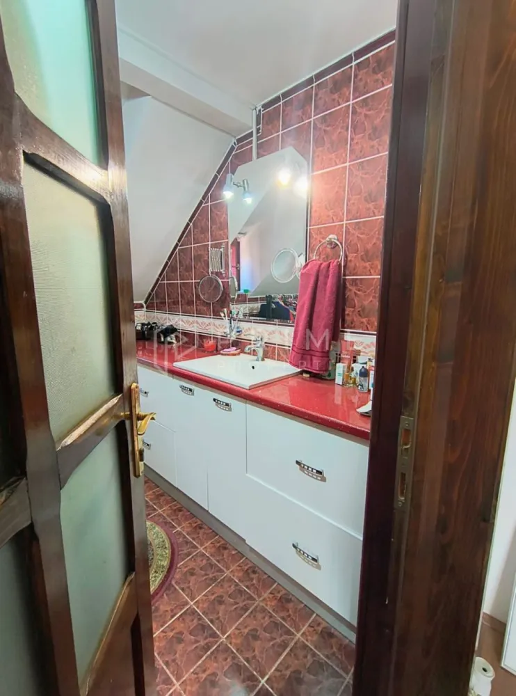 Casa perfectă pentru familie – curte, foișor cu grătar și garaj triplu