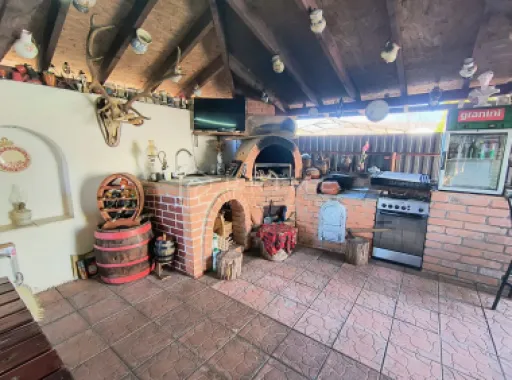 Casa perfectă pentru familie – curte, foișor cu grătar și garaj triplu