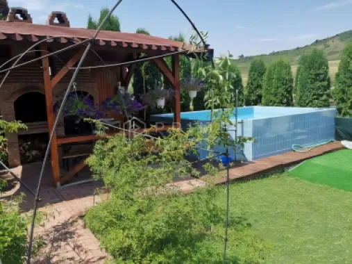 Casă individuală 310mp utili, 8 camere, piscină