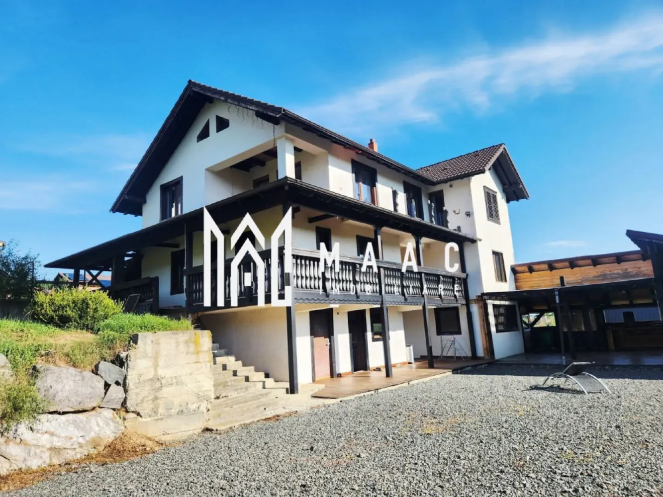 Vilă 7 Camere | 256 MPU | 2000 MP Teren Terasat | Tocile - MAAC Imobiliare vă propune spre vânzare o proprietate deosebită, reprezentată de o vilă individuală impunătoare, situată într-un cadru natural liniștit, ce oferă o priveliște panoramică spectaculoasă.

Această locuință, construită pe o structură de beton cu acoperiș din țiglă, se desfășoară pe trei niveluri și oferă o suprafață utilă generoasă de 256 mp, fiind amplasată pe un teren terasat de 2.000 mp.

Configurația interioară este optimizată pentru a oferi un confort sporit, imobilul fiind compus din 7 camere, structurate astfel:

Primul nivel de parter
o bucătărie

un living primitor

un hol dotat cu dressing

un birou ideal pentru activități profesionale

o baie cu cabină de duș

Al doilea nivel de parter este dedicat zonei de zi și socializării, incluzând:
un hol

o baie de serviciu

un living spațios

un loc de luat masa

acces către o terasă generoasă de 70 mp

Etajul este rezervat zonei de odihnă, unde:
regăsim un hol

o baie principală

două dormitoare luminoase

un dormitor matrimonial cu dressing și baie proprie

toate beneficiind de acces la terasele etajului

Proprietatea dispune de facilități exterioare deosebite, incluzând:
terase care însumează aproximativ 120 mp, un loc amenajat pentru grătar și o bucătărie externă de circa 40 mp.

Pentru pasionații de agricultură și natură, terenul oferă o livadă bogată cu 13 cireși de diverse soiuri, pruni, vișini, peri, meri și fructe de pădure, precum și un spațiu amenajat de 200 mp pentru cultivarea legumelor.

De asemenea, există anexe funcționale precum un fânar și un spațiu destinat creșterii animalelor și păsărilor.

Din punct de vedere tehnic, vila este racordată la apă și electricitate, deține fosă septică și două fântâni proprii.

Încălzirea este asigurată de o centrală pe lemne situată în spațiul tehnic dedicat, existând posibilitatea de racordare la rețeaua de gaz.

Datorită amplasării într-o zonă retrasă cu puțini vecini și a spațiului generos, această proprietate este ideală nu doar pentru o locuință familială, ci și pentru diverse oportunități de afaceri precum o pensiune, un restaurant, o sală de evenimente sau un centru de recuperare și relaxare.

Pentru mai multe detalii sau pentru a programa o vizionare pentru a vizualiza potențialul acestei proprietăți fizic, nu ezitați să ne contactați specificând codul de identificare al proprietății ID: CP3085321.