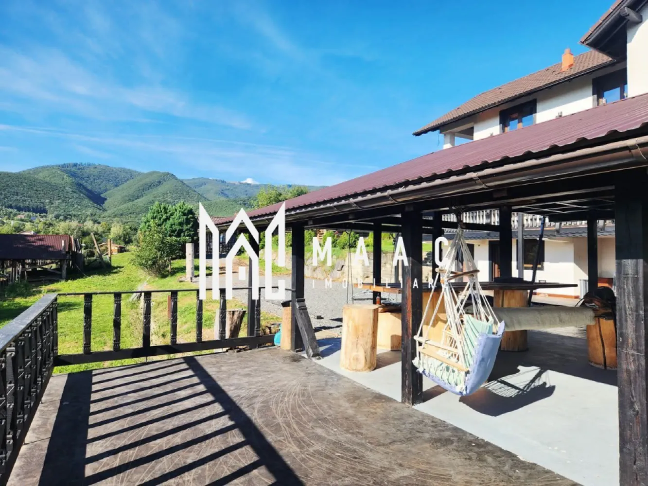 Vilă 7 Camere | 256 MPU | 2000 MP Teren Terasat | Tocile - MAAC Imobiliare vă propune spre vânzare o proprietate deosebită, reprezentată de o vilă individuală impunătoare, situată într-un cadru natural liniștit, ce oferă o priveliște panoramică spectaculoasă.

Această locuință, construită pe o structură de beton cu acoperiș din țiglă, se desfășoară pe trei niveluri și oferă o suprafață utilă generoasă de 256 mp, fiind amplasată pe un teren terasat de 2.000 mp.

Configurația interioară este optimizată pentru a oferi un confort sporit, imobilul fiind compus din 7 camere, structurate astfel:

Primul nivel de parter
o bucătărie

un living primitor

un hol dotat cu dressing

un birou ideal pentru activități profesionale

o baie cu cabină de duș

Al doilea nivel de parter este dedicat zonei de zi și socializării, incluzând:
un hol

o baie de serviciu

un living spațios

un loc de luat masa

acces către o terasă generoasă de 70 mp

Etajul este rezervat zonei de odihnă, unde:
regăsim un hol

o baie principală

două dormitoare luminoase

un dormitor matrimonial cu dressing și baie proprie

toate beneficiind de acces la terasele etajului

Proprietatea dispune de facilități exterioare deosebite, incluzând:
terase care însumează aproximativ 120 mp, un loc amenajat pentru grătar și o bucătărie externă de circa 40 mp.

Pentru pasionații de agricultură și natură, terenul oferă o livadă bogată cu 13 cireși de diverse soiuri, pruni, vișini, peri, meri și fructe de pădure, precum și un spațiu amenajat de 200 mp pentru cultivarea legumelor.

De asemenea, există anexe funcționale precum un fânar și un spațiu destinat creșterii animalelor și păsărilor.

Din punct de vedere tehnic, vila este racordată la apă și electricitate, deține fosă septică și două fântâni proprii.

Încălzirea este asigurată de o centrală pe lemne situată în spațiul tehnic dedicat, existând posibilitatea de racordare la rețeaua de gaz.

Datorită amplasării într-o zonă retrasă cu puțini vecini și a spațiului generos, această proprietate este ideală nu doar pentru o locuință familială, ci și pentru diverse oportunități de afaceri precum o pensiune, un restaurant, o sală de evenimente sau un centru de recuperare și relaxare.

Pentru mai multe detalii sau pentru a programa o vizionare pentru a vizualiza potențialul acestei proprietăți fizic, nu ezitați să ne contactați specificând codul de identificare al proprietății ID: CP3085321.