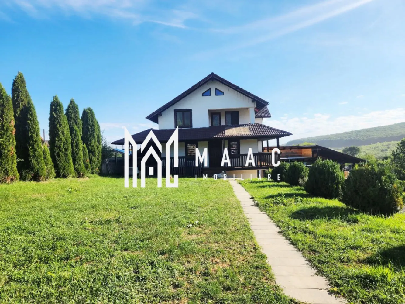 Vilă 7 Camere | 256 MPU | 2000 MP Teren Terasat | Tocile - MAAC Imobiliare vă propune spre vânzare o proprietate deosebită, reprezentată de o vilă individuală impunătoare, situată într-un cadru natural liniștit, ce oferă o priveliște panoramică spectaculoasă.

Această locuință, construită pe o structură de beton cu acoperiș din țiglă, se desfășoară pe trei niveluri și oferă o suprafață utilă generoasă de 256 mp, fiind amplasată pe un teren terasat de 2.000 mp.

Configurația interioară este optimizată pentru a oferi un confort sporit, imobilul fiind compus din 7 camere, structurate astfel:

Primul nivel de parter
o bucătărie

un living primitor

un hol dotat cu dressing

un birou ideal pentru activități profesionale

o baie cu cabină de duș

Al doilea nivel de parter este dedicat zonei de zi și socializării, incluzând:
un hol

o baie de serviciu

un living spațios

un loc de luat masa

acces către o terasă generoasă de 70 mp

Etajul este rezervat zonei de odihnă, unde:
regăsim un hol

o baie principală

două dormitoare luminoase

un dormitor matrimonial cu dressing și baie proprie

toate beneficiind de acces la terasele etajului

Proprietatea dispune de facilități exterioare deosebite, incluzând:
terase care însumează aproximativ 120 mp, un loc amenajat pentru grătar și o bucătărie externă de circa 40 mp.

Pentru pasionații de agricultură și natură, terenul oferă o livadă bogată cu 13 cireși de diverse soiuri, pruni, vișini, peri, meri și fructe de pădure, precum și un spațiu amenajat de 200 mp pentru cultivarea legumelor.

De asemenea, există anexe funcționale precum un fânar și un spațiu destinat creșterii animalelor și păsărilor.

Din punct de vedere tehnic, vila este racordată la apă și electricitate, deține fosă septică și două fântâni proprii.

Încălzirea este asigurată de o centrală pe lemne situată în spațiul tehnic dedicat, existând posibilitatea de racordare la rețeaua de gaz.

Datorită amplasării într-o zonă retrasă cu puțini vecini și a spațiului generos, această proprietate este ideală nu doar pentru o locuință familială, ci și pentru diverse oportunități de afaceri precum o pensiune, un restaurant, o sală de evenimente sau un centru de recuperare și relaxare.

Pentru mai multe detalii sau pentru a programa o vizionare pentru a vizualiza potențialul acestei proprietăți fizic, nu ezitați să ne contactați specificând codul de identificare al proprietății ID: CP3085321.