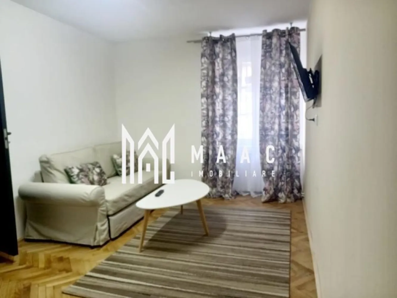Apartament 2 camere | 47 MPU | Oportunitate Investiție | Ultracentral - MAAC Imobiliare vă propune spre vânzare o oportunitate rară de investiție, reprezentată de un apartament cu 2 camere situat în inima centrului istoric al Sibiului, în zona Piața Mare.

Această proprietate, poziționată la etajul 1 al unui imobil de tip casă/vilă bine întreținut, îmbină farmecul arhitecturii clasice cu finisajele moderne, fiind ideală atât pentru:

locuit

cât și pentru exploatare în regim hotelier datorită locației ultra-centrale

Locuința dispune de o suprafață utilă de 47 mp și are o compartimentare decomandată, oferind un grad ridicat de confort și intimitate. 

Interiorul este finisat modern și se vinde complet mobilat și utilat, fiind pregătit pentru mutare imediată sau pentru a fi introdus în circuitul turistic.

Structura apartamentului include:

un living spațios

un dormitor modern

o bucătărie 

o baie dotată cu duș

proprietatea beneficiază suplimentar și de o magazie utilă pentru depozitare

Amplasarea strategică în zona zero a orașului asigură accesul pietonal instantaneu la cele mai importante puncte de interes:

Turnul Sfatului

Muzeul Național Brukenthal

numeroase restaurante de prestigiu, cafenele cochete și instituții publice

De asemenea, proximitatea față de zonele pietonale și mijloacele de transport face ca această locație să fie extrem de căutată de turiști și rezidenți deopotrivă.

Datorită poziționării și dotărilor sale, apartamentul reprezintă o investiție sigură și profitabilă

Pentru mai multe detalii sau pentru a programa o vizionare în cea mai vibrantă zonă a Sibiului, pentru a vedea potențialul acestei proprietăți, contactați-ne telefonic specificând codul de identificare al proprietății ID: CP3085664.