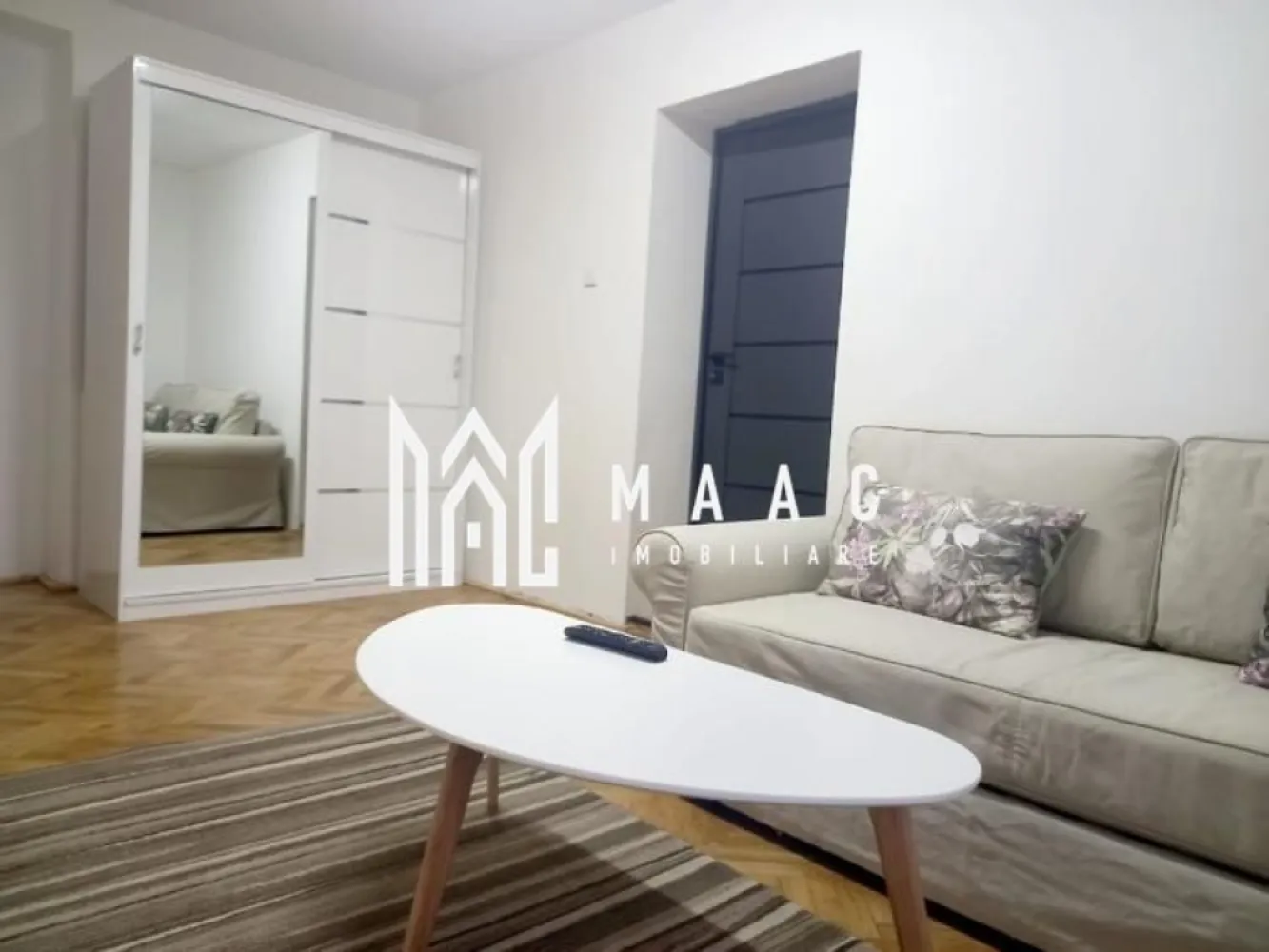 Apartament 2 camere | 47 MPU | Oportunitate Investiție | Ultracentral - MAAC Imobiliare vă propune spre vânzare o oportunitate rară de investiție, reprezentată de un apartament cu 2 camere situat în inima centrului istoric al Sibiului, în zona Piața Mare.

Această proprietate, poziționată la etajul 1 al unui imobil de tip casă/vilă bine întreținut, îmbină farmecul arhitecturii clasice cu finisajele moderne, fiind ideală atât pentru:

locuit

cât și pentru exploatare în regim hotelier datorită locației ultra-centrale

Locuința dispune de o suprafață utilă de 47 mp și are o compartimentare decomandată, oferind un grad ridicat de confort și intimitate. 

Interiorul este finisat modern și se vinde complet mobilat și utilat, fiind pregătit pentru mutare imediată sau pentru a fi introdus în circuitul turistic.

Structura apartamentului include:

un living spațios

un dormitor modern

o bucătărie 

o baie dotată cu duș

proprietatea beneficiază suplimentar și de o magazie utilă pentru depozitare

Amplasarea strategică în zona zero a orașului asigură accesul pietonal instantaneu la cele mai importante puncte de interes:

Turnul Sfatului

Muzeul Național Brukenthal

numeroase restaurante de prestigiu, cafenele cochete și instituții publice

De asemenea, proximitatea față de zonele pietonale și mijloacele de transport face ca această locație să fie extrem de căutată de turiști și rezidenți deopotrivă.

Datorită poziționării și dotărilor sale, apartamentul reprezintă o investiție sigură și profitabilă

Pentru mai multe detalii sau pentru a programa o vizionare în cea mai vibrantă zonă a Sibiului, pentru a vedea potențialul acestei proprietăți, contactați-ne telefonic specificând codul de identificare al proprietății ID: CP3085664.