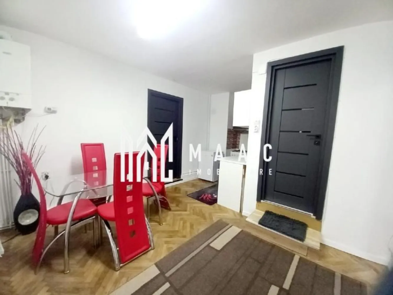 Apartament 2 camere | 47 MPU | Oportunitate Investiție | Ultracentral - MAAC Imobiliare vă propune spre vânzare o oportunitate rară de investiție, reprezentată de un apartament cu 2 camere situat în inima centrului istoric al Sibiului, în zona Piața Mare.

Această proprietate, poziționată la etajul 1 al unui imobil de tip casă/vilă bine întreținut, îmbină farmecul arhitecturii clasice cu finisajele moderne, fiind ideală atât pentru:

locuit

cât și pentru exploatare în regim hotelier datorită locației ultra-centrale

Locuința dispune de o suprafață utilă de 47 mp și are o compartimentare decomandată, oferind un grad ridicat de confort și intimitate. 

Interiorul este finisat modern și se vinde complet mobilat și utilat, fiind pregătit pentru mutare imediată sau pentru a fi introdus în circuitul turistic.

Structura apartamentului include:

un living spațios

un dormitor modern

o bucătărie 

o baie dotată cu duș

proprietatea beneficiază suplimentar și de o magazie utilă pentru depozitare

Amplasarea strategică în zona zero a orașului asigură accesul pietonal instantaneu la cele mai importante puncte de interes:

Turnul Sfatului

Muzeul Național Brukenthal

numeroase restaurante de prestigiu, cafenele cochete și instituții publice

De asemenea, proximitatea față de zonele pietonale și mijloacele de transport face ca această locație să fie extrem de căutată de turiști și rezidenți deopotrivă.

Datorită poziționării și dotărilor sale, apartamentul reprezintă o investiție sigură și profitabilă

Pentru mai multe detalii sau pentru a programa o vizionare în cea mai vibrantă zonă a Sibiului, pentru a vedea potențialul acestei proprietăți, contactați-ne telefonic specificând codul de identificare al proprietății ID: CP3085664.