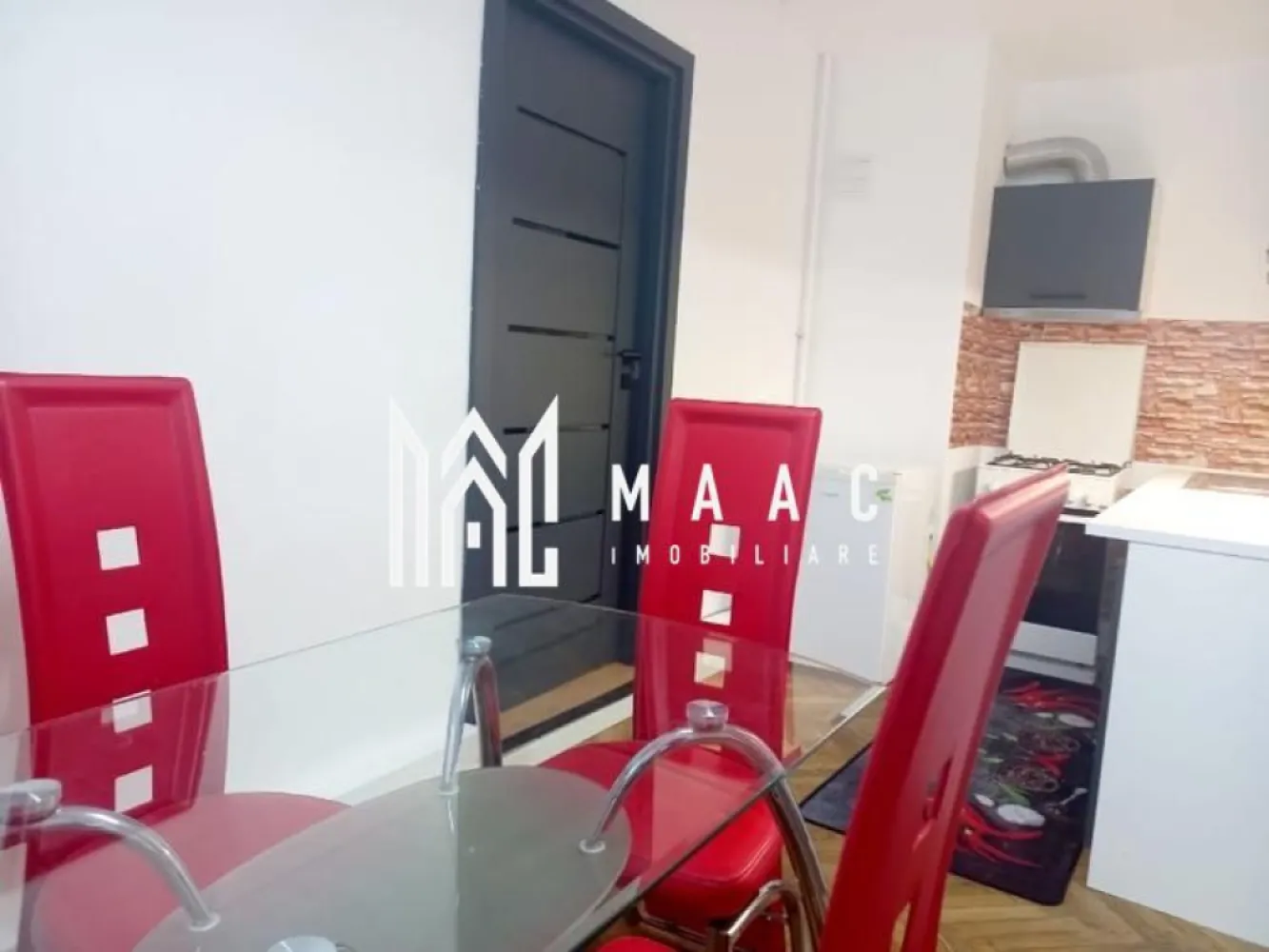 Apartament 2 camere | 47 MPU | Oportunitate Investiție | Ultracentral - MAAC Imobiliare vă propune spre vânzare o oportunitate rară de investiție, reprezentată de un apartament cu 2 camere situat în inima centrului istoric al Sibiului, în zona Piața Mare.

Această proprietate, poziționată la etajul 1 al unui imobil de tip casă/vilă bine întreținut, îmbină farmecul arhitecturii clasice cu finisajele moderne, fiind ideală atât pentru:

locuit

cât și pentru exploatare în regim hotelier datorită locației ultra-centrale

Locuința dispune de o suprafață utilă de 47 mp și are o compartimentare decomandată, oferind un grad ridicat de confort și intimitate. 

Interiorul este finisat modern și se vinde complet mobilat și utilat, fiind pregătit pentru mutare imediată sau pentru a fi introdus în circuitul turistic.

Structura apartamentului include:

un living spațios

un dormitor modern

o bucătărie 

o baie dotată cu duș

proprietatea beneficiază suplimentar și de o magazie utilă pentru depozitare

Amplasarea strategică în zona zero a orașului asigură accesul pietonal instantaneu la cele mai importante puncte de interes:

Turnul Sfatului

Muzeul Național Brukenthal

numeroase restaurante de prestigiu, cafenele cochete și instituții publice

De asemenea, proximitatea față de zonele pietonale și mijloacele de transport face ca această locație să fie extrem de căutată de turiști și rezidenți deopotrivă.

Datorită poziționării și dotărilor sale, apartamentul reprezintă o investiție sigură și profitabilă

Pentru mai multe detalii sau pentru a programa o vizionare în cea mai vibrantă zonă a Sibiului, pentru a vedea potențialul acestei proprietăți, contactați-ne telefonic specificând codul de identificare al proprietății ID: CP3085664.