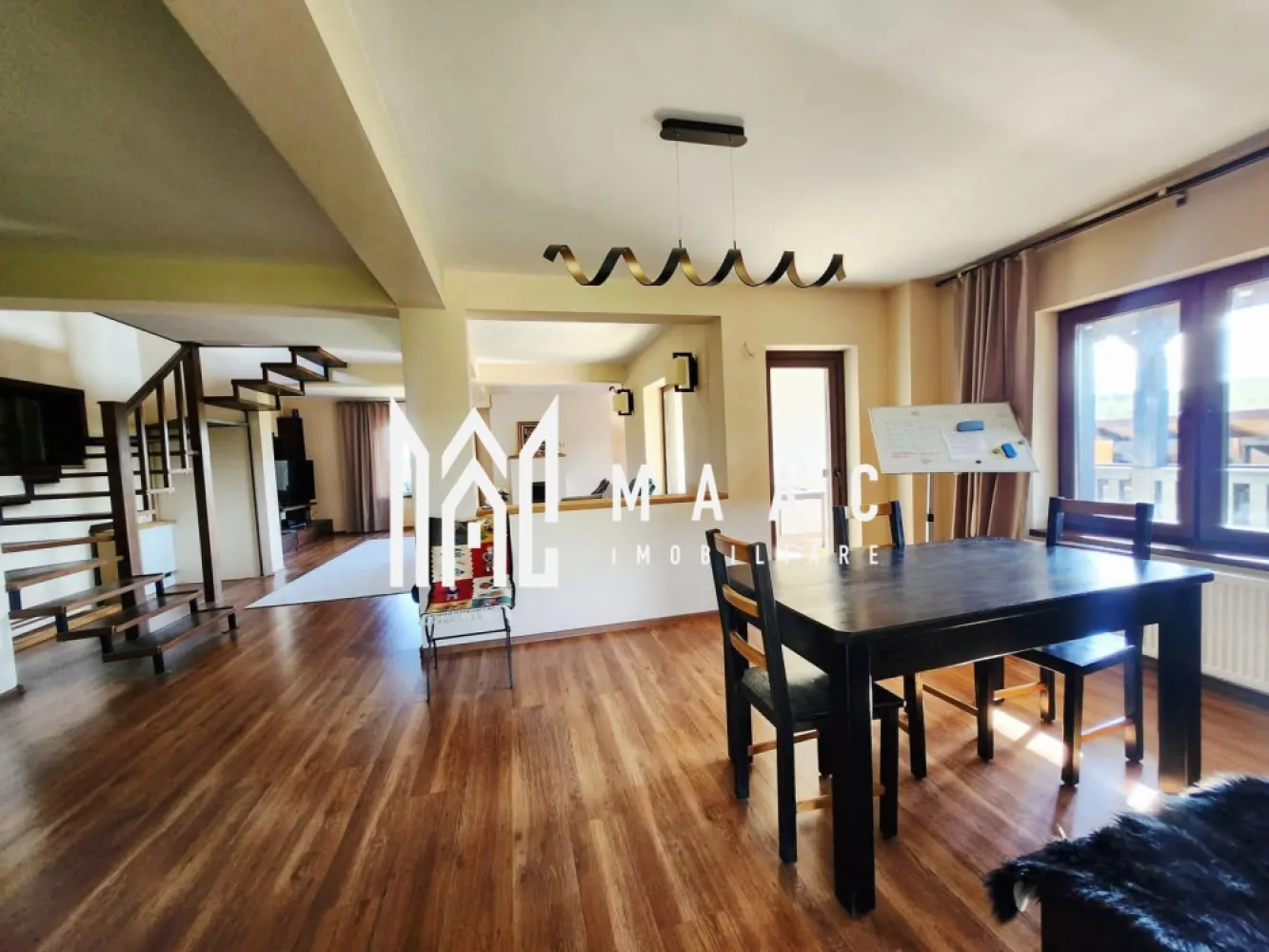 Vilă 7 Camere | 256 MPU | 2000 MP Teren Terasat | Tocile