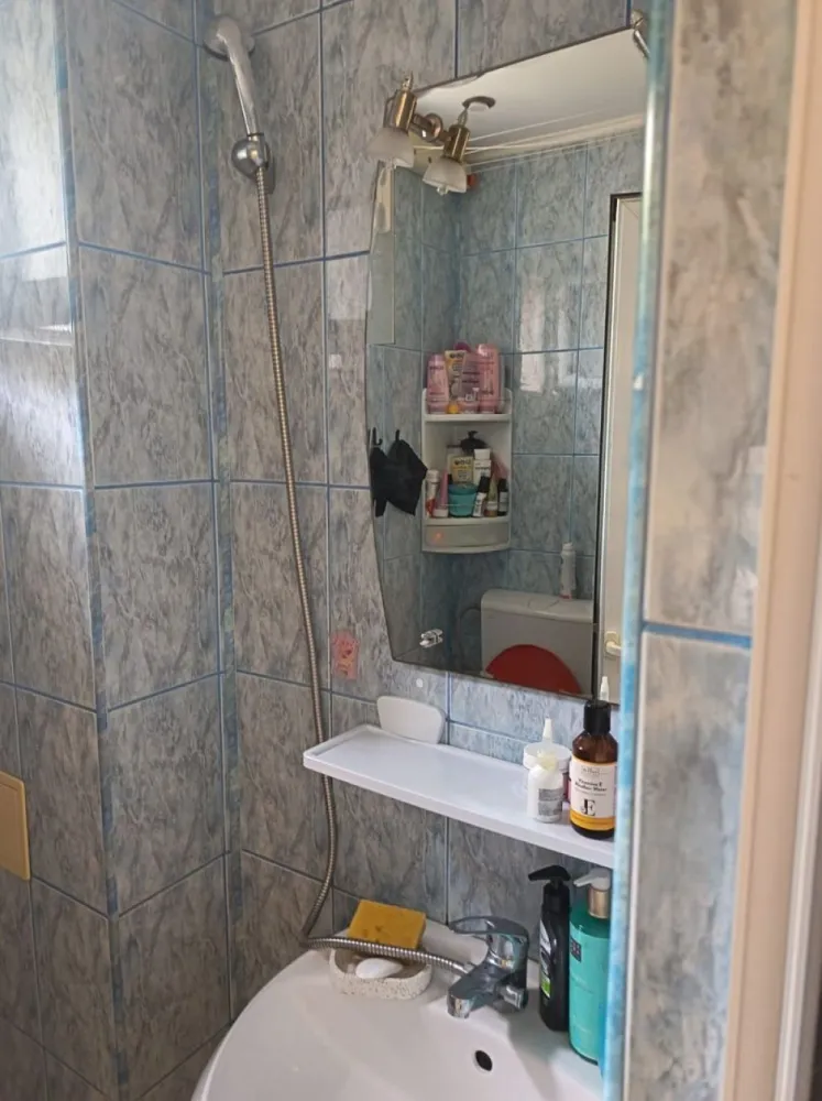 De vanzare apartament 3 camere – Micro 40 – Parter cu gradina, 60.000 euro - Se oferă spre vânzare apartament cu 3 camere, situat în cartierul Micro 40, la parterul unui bloc foarte curat și bine întreținut.
Locuința are o suprafață de 48 mp și dispune de finisaje moderne, fiind ideală atât pentru locuit, cât și pentru investiție.
Apartamentul beneficiază de:
-centrală termică proprie și gaz;
- apă rece trasă separat;
- două uși metalice: una la intrare și una către grădină;
- izolatie la subsol cu polistiren de 10 cm
- izolatie la exterior cu polistiren de 5 cm
- grădină frumos amenajată;
- extindere realizată cu autorizație de construire.
Scara blocului este foarte curată, liniștită și bine administrată.
Preț: 60.000 Euro
Pentru mai multe detalii sau vizionare, sunați la: 0741.030.291 Marilena - broker imobiliar Mag Invest