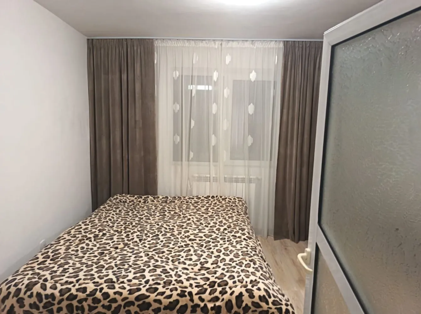 De vanzare apartament 3 camere – Micro 40 – Parter cu gradina, 60.000 euro - Se oferă spre vânzare apartament cu 3 camere, situat în cartierul Micro 40, la parterul unui bloc foarte curat și bine întreținut.
Locuința are o suprafață de 48 mp și dispune de finisaje moderne, fiind ideală atât pentru locuit, cât și pentru investiție.
Apartamentul beneficiază de:
-centrală termică proprie și gaz;
- apă rece trasă separat;
- două uși metalice: una la intrare și una către grădină;
- izolatie la subsol cu polistiren de 10 cm
- izolatie la exterior cu polistiren de 5 cm
- grădină frumos amenajată;
- extindere realizată cu autorizație de construire.
Scara blocului este foarte curată, liniștită și bine administrată.
Preț: 60.000 Euro
Pentru mai multe detalii sau vizionare, sunați la: 0741.030.291 Marilena - broker imobiliar Mag Invest