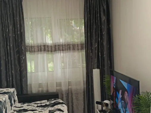De vanzare apartament 3 camere – Micro 40 – Parter cu gradina, 60.000 euro