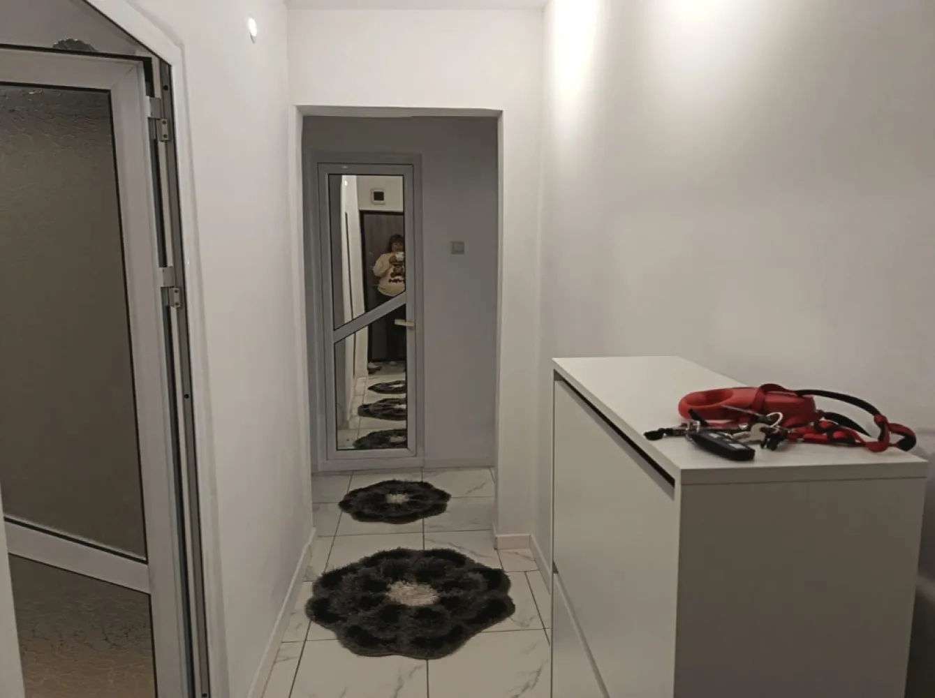 De vanzare apartament 3 camere – Micro 40 – Parter cu gradina, 60.000 euro - Se oferă spre vânzare apartament cu 3 camere, situat în cartierul Micro 40, la parterul unui bloc foarte curat și bine întreținut.
Locuința are o suprafață de 48 mp și dispune de finisaje moderne, fiind ideală atât pentru locuit, cât și pentru investiție.
Apartamentul beneficiază de:
-centrală termică proprie și gaz;
- apă rece trasă separat;
- două uși metalice: una la intrare și una către grădină;
- izolatie la subsol cu polistiren de 10 cm
- izolatie la exterior cu polistiren de 5 cm
- grădină frumos amenajată;
- extindere realizată cu autorizație de construire.
Scara blocului este foarte curată, liniștită și bine administrată.
Preț: 60.000 Euro
Pentru mai multe detalii sau vizionare, sunați la: 0741.030.291 Marilena - broker imobiliar Mag Invest