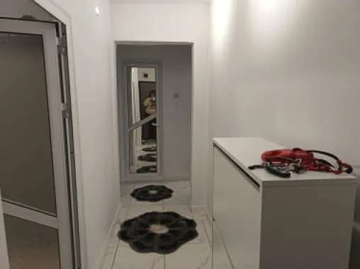 De vanzare apartament 3 camere – Micro 40 – Parter cu gradina, 60.000 euro