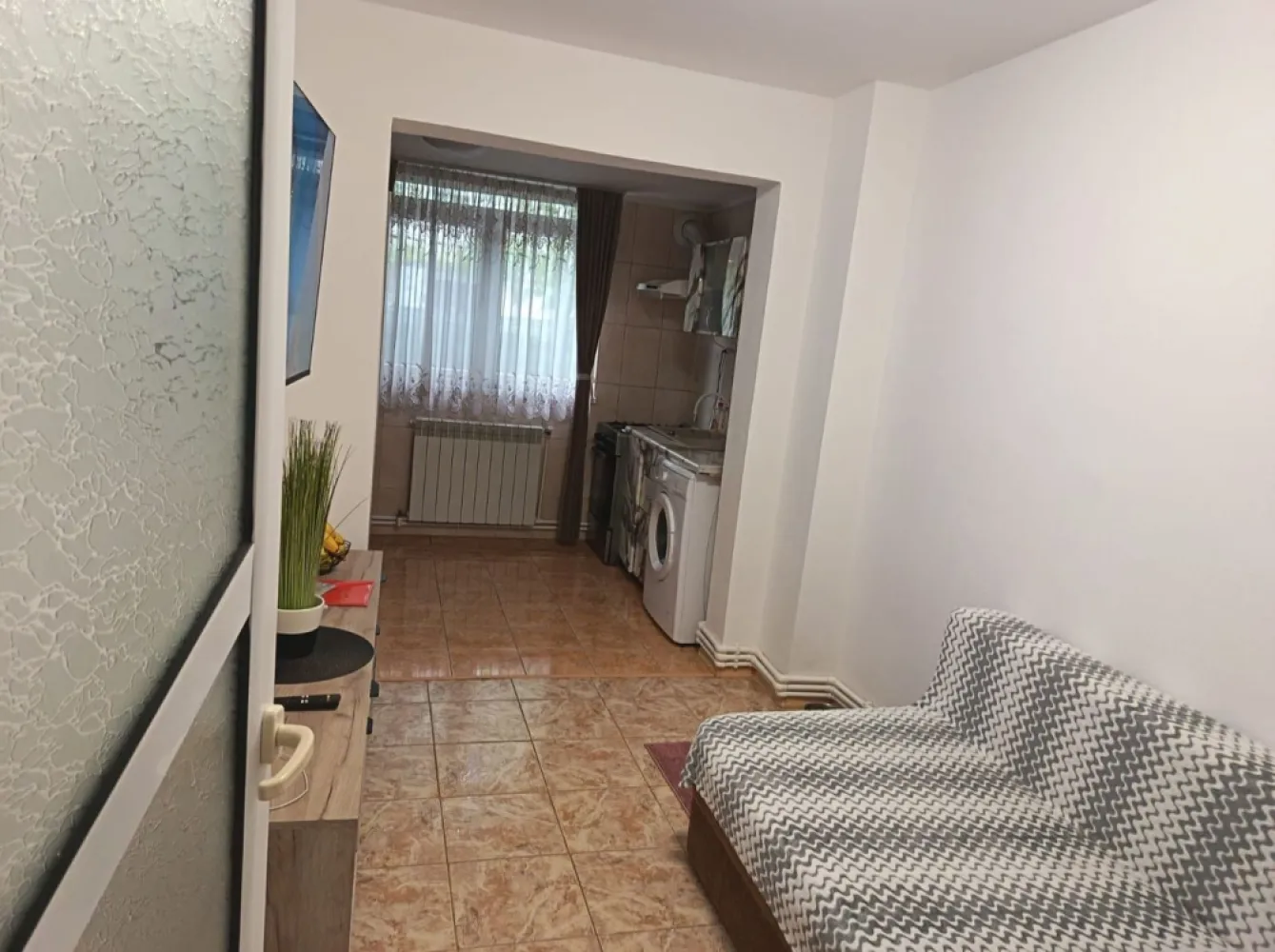 De vanzare apartament 3 camere – Micro 40 – Parter cu gradina, 60.000 euro - Se oferă spre vânzare apartament cu 3 camere, situat în cartierul Micro 40, la parterul unui bloc foarte curat și bine întreținut.
Locuința are o suprafață de 48 mp și dispune de finisaje moderne, fiind ideală atât pentru locuit, cât și pentru investiție.
Apartamentul beneficiază de:
-centrală termică proprie și gaz;
- apă rece trasă separat;
- două uși metalice: una la intrare și una către grădină;
- izolatie la subsol cu polistiren de 10 cm
- izolatie la exterior cu polistiren de 5 cm
- grădină frumos amenajată;
- extindere realizată cu autorizație de construire.
Scara blocului este foarte curată, liniștită și bine administrată.
Preț: 60.000 Euro
Pentru mai multe detalii sau vizionare, sunați la: 0741.030.291 Marilena - broker imobiliar Mag Invest