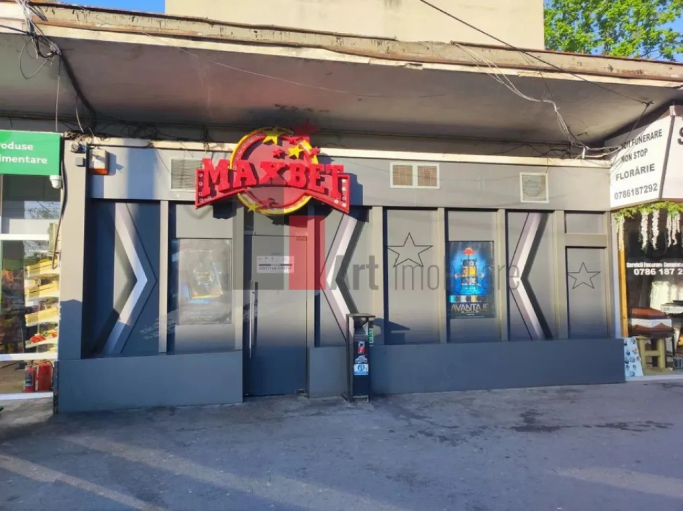 Spatiu comercial de inchiriat in zona Giulesti - Spațiu Comercial De Închiriat – Bulevardul Giulești – Vitrină Stradală 10 Ml – Ideal Retail, Showroom, Horeca Sau Servicii

Se Oferă Spre Închiriere Spațiu Comercial Amplasat Excelent Pe Bulevardul Giulești, Într-O Zonă Cu Trafic Pietonal Intens Și Vizibilitate Foarte Bună, Poziționat La Intrarea În Giulești, În Cadrul Unui Complex Comercial Cunoscut Încă Din Perioada Anilor ’80 Ca Punct Agroalimentar Și Zonă Comercială De Referință.

Spațiul Beneficiază De Deschidere Directă Către Bulevard Și Vitrină Generoasă De Aproximativ 10 Metri Liniari, Oferind Expunere Excelentă Pentru Orice Tip De Activitate Comercială.

Compartimentarea Este Practică Și Eficientă:

Cameră Principală Mare, Tip Open-Space
Încăperi Suplimentare Pentru Birou, Depozitare Sau Activități Auxiliare
Hol
Grup Sanitar Propriu

Spațiul Dispune De:

Curent Trifazic
Utilități Complete
Acces Facil Pentru Aprovizionare
Posibilitate Desfășurare Activitate Horeca

Datorită Poziționării Stradale, Trotuarului Larg Și Fluxului Constant De Persoane, Proprietatea Este Ideală Pentru:

Magazin Alimentar Sau Specializat
Showroom
Farmacie
Cafenea / Bistro / Fast-Food
Salon
Agenție
Servicii Comerciale
Activități Horeca Sau Retail

În Zonă Există Locuri De Parcare, Iar Accesul Este Facil Atât Pietonal, Cât Și Auto.

Spațiul Oferă Toate Condițiile Necesare Desfășurării Unei Activități Comerciale Într-O Zonă Consacrată, Cu Vad Format Și Expunere Excelentă.

Se percepe o chirie + o garantie

Pentru Detalii Suplimentare Și Programarea Unei Vizionări, Vă Stăm La Dispoziție.