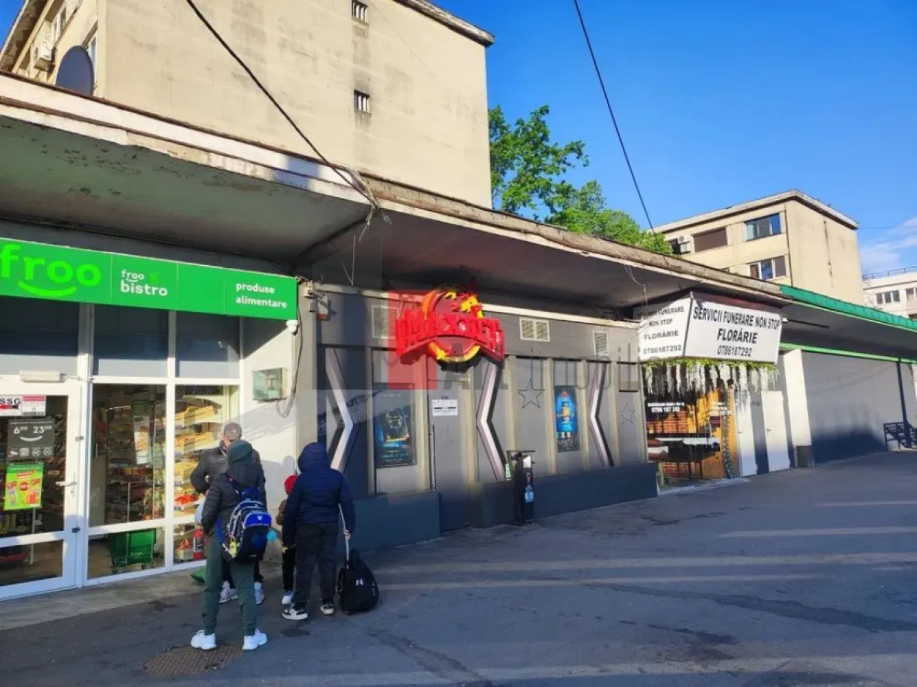 Spatiu comercial de inchiriat in zona Giulesti - Spațiu Comercial De Închiriat – Bulevardul Giulești – Vitrină Stradală 10 Ml – Ideal Retail, Showroom, Horeca Sau Servicii

Se Oferă Spre Închiriere Spațiu Comercial Amplasat Excelent Pe Bulevardul Giulești, Într-O Zonă Cu Trafic Pietonal Intens Și Vizibilitate Foarte Bună, Poziționat La Intrarea În Giulești, În Cadrul Unui Complex Comercial Cunoscut Încă Din Perioada Anilor ’80 Ca Punct Agroalimentar Și Zonă Comercială De Referință.

Spațiul Beneficiază De Deschidere Directă Către Bulevard Și Vitrină Generoasă De Aproximativ 10 Metri Liniari, Oferind Expunere Excelentă Pentru Orice Tip De Activitate Comercială.

Compartimentarea Este Practică Și Eficientă:

Cameră Principală Mare, Tip Open-Space
Încăperi Suplimentare Pentru Birou, Depozitare Sau Activități Auxiliare
Hol
Grup Sanitar Propriu

Spațiul Dispune De:

Curent Trifazic
Utilități Complete
Acces Facil Pentru Aprovizionare
Posibilitate Desfășurare Activitate Horeca

Datorită Poziționării Stradale, Trotuarului Larg Și Fluxului Constant De Persoane, Proprietatea Este Ideală Pentru:

Magazin Alimentar Sau Specializat
Showroom
Farmacie
Cafenea / Bistro / Fast-Food
Salon
Agenție
Servicii Comerciale
Activități Horeca Sau Retail

În Zonă Există Locuri De Parcare, Iar Accesul Este Facil Atât Pietonal, Cât Și Auto.

Spațiul Oferă Toate Condițiile Necesare Desfășurării Unei Activități Comerciale Într-O Zonă Consacrată, Cu Vad Format Și Expunere Excelentă.

Se percepe o chirie + o garantie

Pentru Detalii Suplimentare Și Programarea Unei Vizionări, Vă Stăm La Dispoziție.