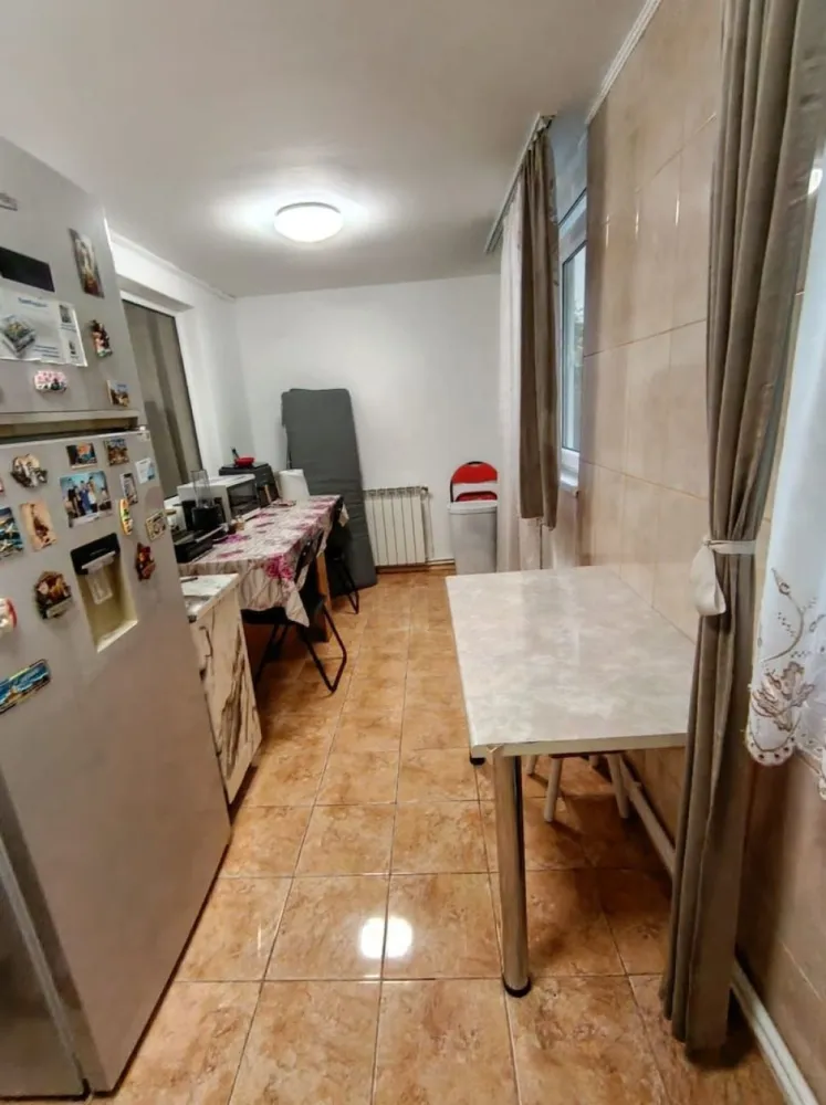 De vanzare apartament 3 camere – Micro 40 – Parter cu gradina, 60.000 euro