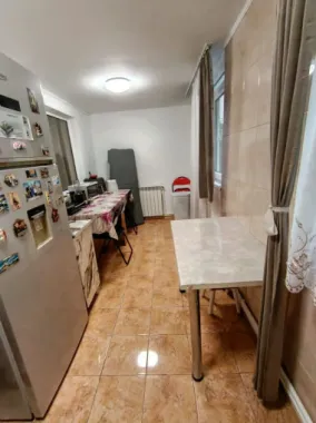 De vanzare apartament 3 camere – Micro 40 – Parter cu gradina, 60.000 euro