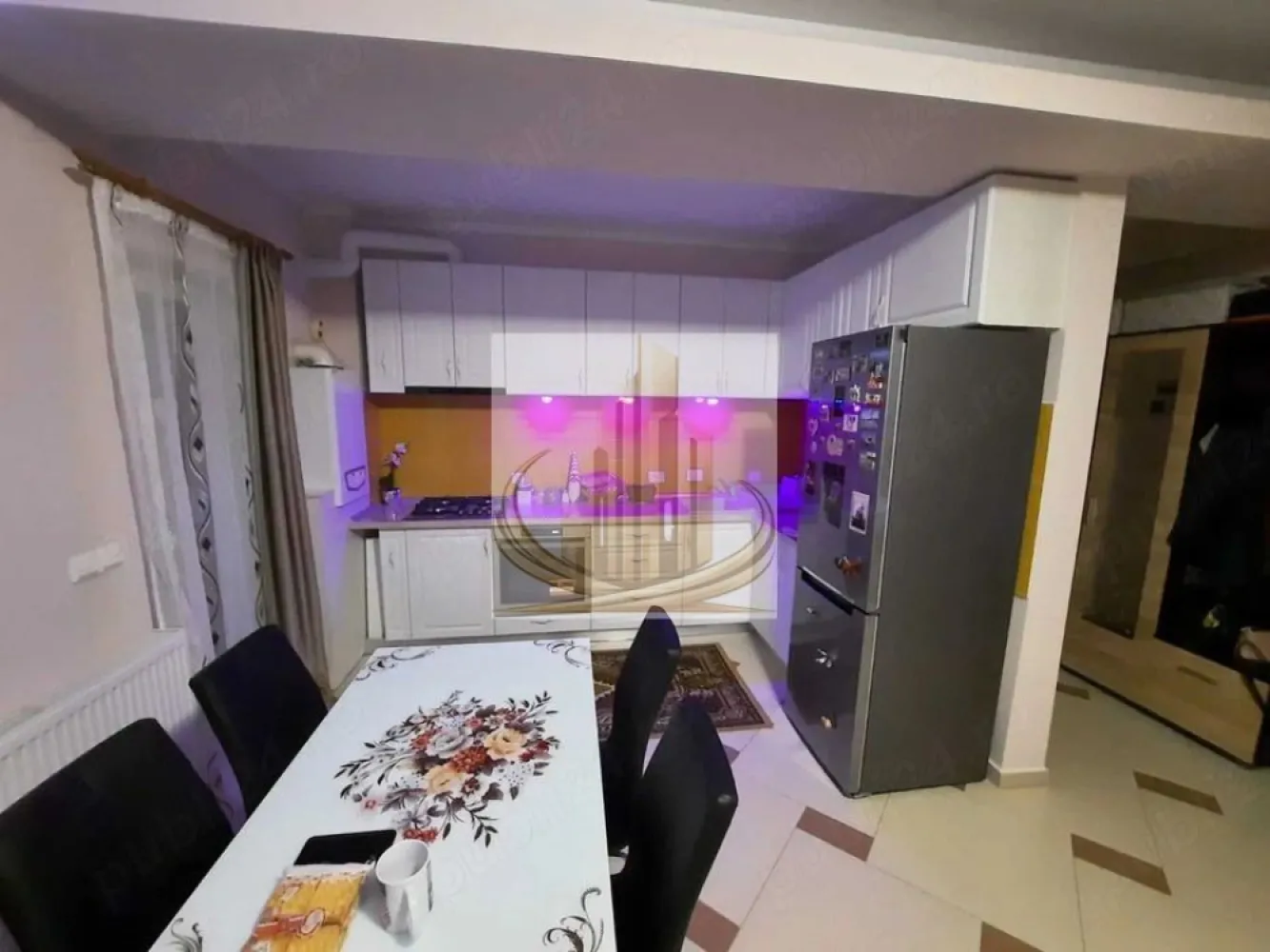 🏡Apartament Giroc 2 camere - 🏡Grand Mobilis vă propune spre vânzare un apartament modern cu 2 camere, situat în Giroc, într-o zonă accesibilă și apreciată, aproape de mijloacele de transport și principalele puncte de interes.

Locuința dispune de o suprafață utilă de 49 mp, la care se adaugă un balcon generos de 5,31 mp, perfect pentru momentele de relaxare. Apartamentul este amplasat la etajul 2 al unui imobil cu regim redus de înălțime (P+3), oferind confort și intimitate.

Compartimentarea este eficientă și bine gândită:

* dormitor spațios și luminos;
* living primitor cu bucătărie open-space;
* hol de acces;
* baie modernă.

Unul dintre avantajele importante ale proprietății este poziționarea excelentă, la doar 1 minut de stația de transport în comun și cu acces rapid către oraș.

Apartamentul se vinde complet mobilat și utilat, exact ca în fotografii, fiind pregătit pentru mutare imediată. Este alegerea ideală atât pentru locuință personală, cât și pentru investiție. Grand Mobilis vă propune spre vânzare un apartament modern cu 2 camere, situat în Giroc, pe Strada Neptun, într-o zonă accesibilă și apreciată, aproape de mijloacele de transport și principalele puncte de interes.

Locuința dispune de o suprafață utilă de 49 mp, la care se adaugă un balcon generos de 5,31 mp, perfect pentru momentele de relaxare. Apartamentul este amplasat la etajul 2 al unui imobil cu regim redus de înălțime (P+3), oferind confort și intimitate.

Compartimentarea este eficientă și bine gândită:

* dormitor spațios și luminos;
* living primitor cu bucătărie open-space;
* hol de acces;
* baie modernă.

Unul dintre avantajele importante ale proprietății este poziționarea excelentă, la doar 1 minut de stația de transport în comun și cu acces rapid către oraș.

Apartamentul se vinde complet mobilat și utilat, exact ca în fotografii, fiind pregătit pentru mutare imediată. Este alegerea ideală atât pentru locuință personală, cât și pentru investiție.