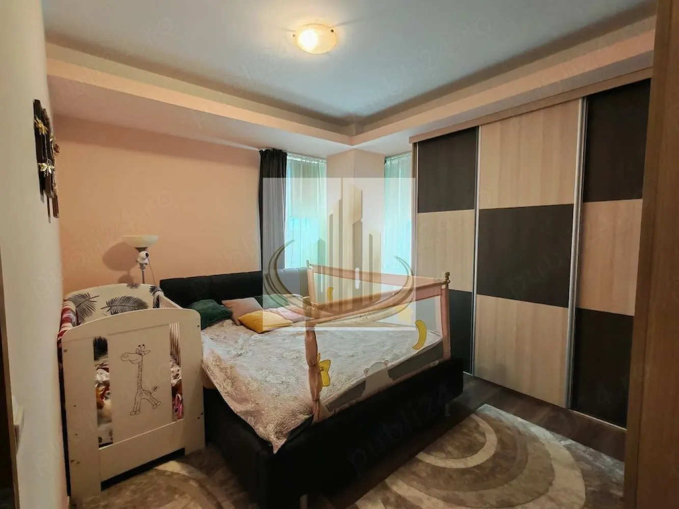 🏡Apartament Giroc 2 camere - 🏡Grand Mobilis vă propune spre vânzare un apartament modern cu 2 camere, situat în Giroc, într-o zonă accesibilă și apreciată, aproape de mijloacele de transport și principalele puncte de interes.

Locuința dispune de o suprafață utilă de 49 mp, la care se adaugă un balcon generos de 5,31 mp, perfect pentru momentele de relaxare. Apartamentul este amplasat la etajul 2 al unui imobil cu regim redus de înălțime (P+3), oferind confort și intimitate.

Compartimentarea este eficientă și bine gândită:

* dormitor spațios și luminos;
* living primitor cu bucătărie open-space;
* hol de acces;
* baie modernă.

Unul dintre avantajele importante ale proprietății este poziționarea excelentă, la doar 1 minut de stația de transport în comun și cu acces rapid către oraș.

Apartamentul se vinde complet mobilat și utilat, exact ca în fotografii, fiind pregătit pentru mutare imediată. Este alegerea ideală atât pentru locuință personală, cât și pentru investiție. Grand Mobilis vă propune spre vânzare un apartament modern cu 2 camere, situat în Giroc, pe Strada Neptun, într-o zonă accesibilă și apreciată, aproape de mijloacele de transport și principalele puncte de interes.

Locuința dispune de o suprafață utilă de 49 mp, la care se adaugă un balcon generos de 5,31 mp, perfect pentru momentele de relaxare. Apartamentul este amplasat la etajul 2 al unui imobil cu regim redus de înălțime (P+3), oferind confort și intimitate.

Compartimentarea este eficientă și bine gândită:

* dormitor spațios și luminos;
* living primitor cu bucătărie open-space;
* hol de acces;
* baie modernă.

Unul dintre avantajele importante ale proprietății este poziționarea excelentă, la doar 1 minut de stația de transport în comun și cu acces rapid către oraș.

Apartamentul se vinde complet mobilat și utilat, exact ca în fotografii, fiind pregătit pentru mutare imediată. Este alegerea ideală atât pentru locuință personală, cât și pentru investiție.