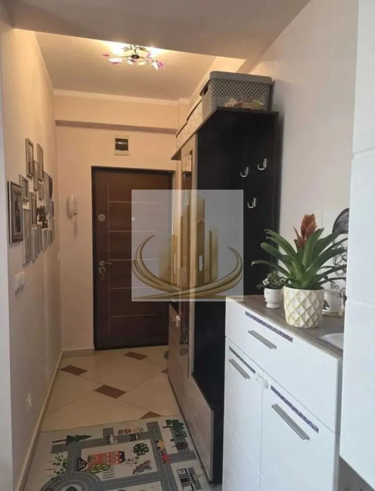 🏡Apartament Giroc 2 camere - 🏡Grand Mobilis vă propune spre vânzare un apartament modern cu 2 camere, situat în Giroc, într-o zonă accesibilă și apreciată, aproape de mijloacele de transport și principalele puncte de interes.

Locuința dispune de o suprafață utilă de 49 mp, la care se adaugă un balcon generos de 5,31 mp, perfect pentru momentele de relaxare. Apartamentul este amplasat la etajul 2 al unui imobil cu regim redus de înălțime (P+3), oferind confort și intimitate.

Compartimentarea este eficientă și bine gândită:

* dormitor spațios și luminos;
* living primitor cu bucătărie open-space;
* hol de acces;
* baie modernă.

Unul dintre avantajele importante ale proprietății este poziționarea excelentă, la doar 1 minut de stația de transport în comun și cu acces rapid către oraș.

Apartamentul se vinde complet mobilat și utilat, exact ca în fotografii, fiind pregătit pentru mutare imediată. Este alegerea ideală atât pentru locuință personală, cât și pentru investiție. Grand Mobilis vă propune spre vânzare un apartament modern cu 2 camere, situat în Giroc, pe Strada Neptun, într-o zonă accesibilă și apreciată, aproape de mijloacele de transport și principalele puncte de interes.

Locuința dispune de o suprafață utilă de 49 mp, la care se adaugă un balcon generos de 5,31 mp, perfect pentru momentele de relaxare. Apartamentul este amplasat la etajul 2 al unui imobil cu regim redus de înălțime (P+3), oferind confort și intimitate.

Compartimentarea este eficientă și bine gândită:

* dormitor spațios și luminos;
* living primitor cu bucătărie open-space;
* hol de acces;
* baie modernă.

Unul dintre avantajele importante ale proprietății este poziționarea excelentă, la doar 1 minut de stația de transport în comun și cu acces rapid către oraș.

Apartamentul se vinde complet mobilat și utilat, exact ca în fotografii, fiind pregătit pentru mutare imediată. Este alegerea ideală atât pentru locuință personală, cât și pentru investiție.