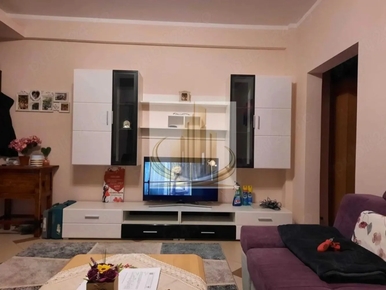 🏡Apartament Giroc 2 camere - 🏡Grand Mobilis vă propune spre vânzare un apartament modern cu 2 camere, situat în Giroc, într-o zonă accesibilă și apreciată, aproape de mijloacele de transport și principalele puncte de interes.

Locuința dispune de o suprafață utilă de 49 mp, la care se adaugă un balcon generos de 5,31 mp, perfect pentru momentele de relaxare. Apartamentul este amplasat la etajul 2 al unui imobil cu regim redus de înălțime (P+3), oferind confort și intimitate.

Compartimentarea este eficientă și bine gândită:

* dormitor spațios și luminos;
* living primitor cu bucătărie open-space;
* hol de acces;
* baie modernă.

Unul dintre avantajele importante ale proprietății este poziționarea excelentă, la doar 1 minut de stația de transport în comun și cu acces rapid către oraș.

Apartamentul se vinde complet mobilat și utilat, exact ca în fotografii, fiind pregătit pentru mutare imediată. Este alegerea ideală atât pentru locuință personală, cât și pentru investiție. Grand Mobilis vă propune spre vânzare un apartament modern cu 2 camere, situat în Giroc, pe Strada Neptun, într-o zonă accesibilă și apreciată, aproape de mijloacele de transport și principalele puncte de interes.

Locuința dispune de o suprafață utilă de 49 mp, la care se adaugă un balcon generos de 5,31 mp, perfect pentru momentele de relaxare. Apartamentul este amplasat la etajul 2 al unui imobil cu regim redus de înălțime (P+3), oferind confort și intimitate.

Compartimentarea este eficientă și bine gândită:

* dormitor spațios și luminos;
* living primitor cu bucătărie open-space;
* hol de acces;
* baie modernă.

Unul dintre avantajele importante ale proprietății este poziționarea excelentă, la doar 1 minut de stația de transport în comun și cu acces rapid către oraș.

Apartamentul se vinde complet mobilat și utilat, exact ca în fotografii, fiind pregătit pentru mutare imediată. Este alegerea ideală atât pentru locuință personală, cât și pentru investiție.