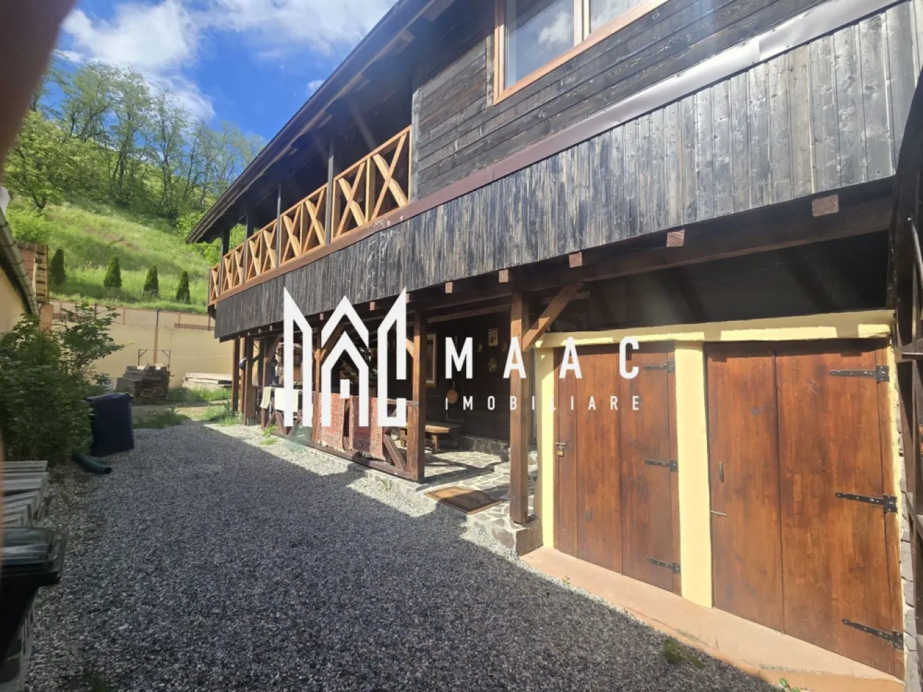 Casa 4 camere 850 mp teren Orlat - Casă de vânzare cu 4 camere decomandate si teren 850 mp situata în Orlat, județul Sibiu

Compartimentare inteligentă și confort sporit

Casa este construită pe structură de lemn, eficient izolată la interior cu vată bazaltică, oferind un excelent confort termic și costuri reduse de întreținere.

Proprietatea este compartimentată astfel:

Parter:
- Living spațios și luminos
-Bucătărie separată
- Baie
- Bucătărie de vară acoperită, perfectă pentru mese în aer liber

Etaj:
3 dormitoare decomandate fiecare beneficiaza de baie proprie

Dotări și anexe:
5 băi în total
Geamuri termopan
Încălzire în pardoseală electrică
Magazie pentru depozitare
Pivniță uscată
Lemn pregătit pentru realizarea unei filigorii și a unei zone de barbeque

Avantajele proprietății "

Compartimentare ideală pentru o familie care cauta liniste sau activitate turistica
Spații auxiliare generoase
Curte cu potențial excelent pentru amenajare recreativă
Zonă liniștită, cu acces facil către Sibiu și Mărginimea Sibiului
Potențial de investiție

Pentru mai multe detalii specificati CP3087858 in anunt