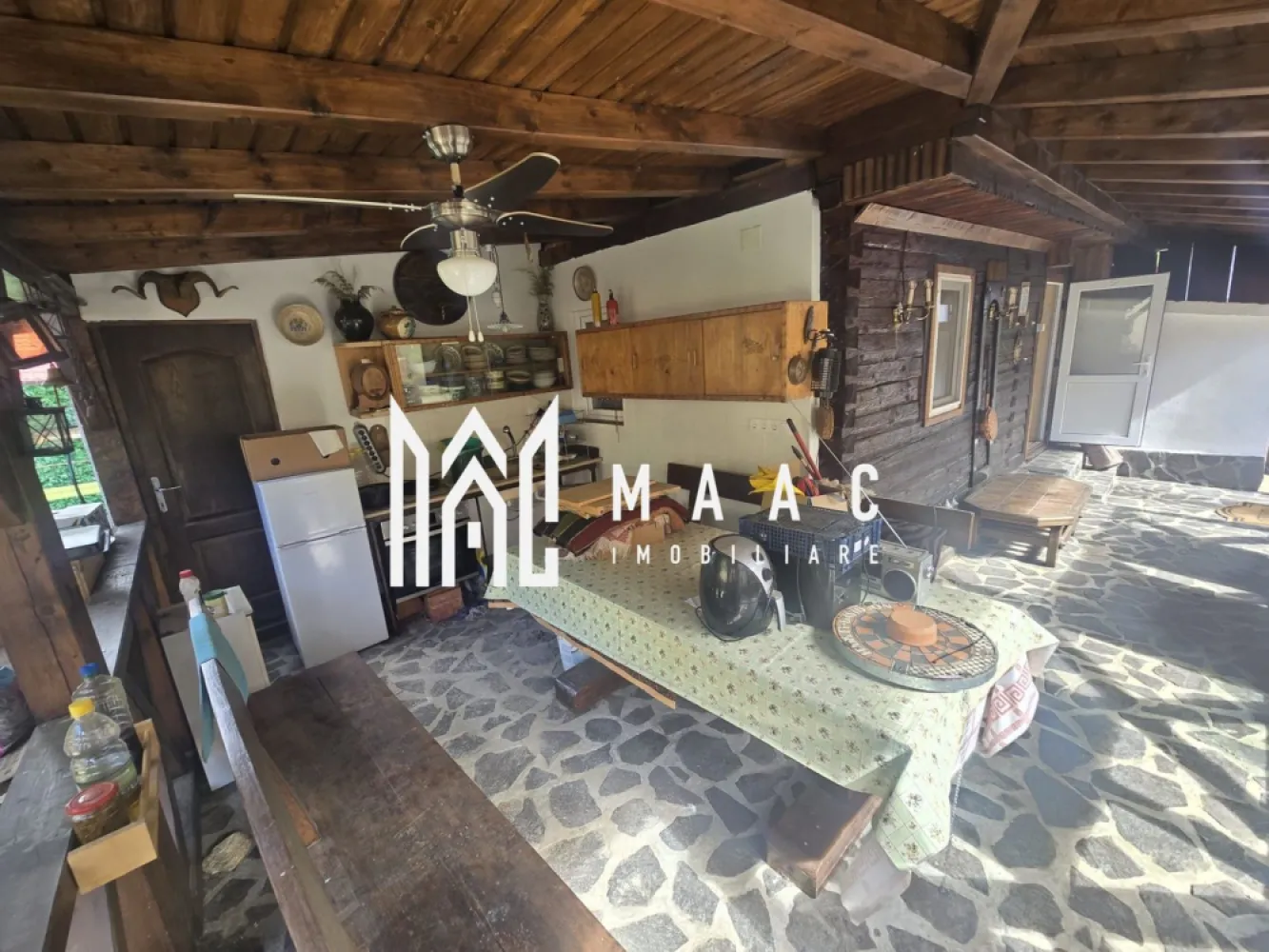 Casa 4 camere 850 mp teren Orlat - Casă de vânzare cu 4 camere decomandate si teren 850 mp situata în Orlat, județul Sibiu

Compartimentare inteligentă și confort sporit

Casa este construită pe structură de lemn, eficient izolată la interior cu vată bazaltică, oferind un excelent confort termic și costuri reduse de întreținere.

Proprietatea este compartimentată astfel:

Parter:
- Living spațios și luminos
-Bucătărie separată
- Baie
- Bucătărie de vară acoperită, perfectă pentru mese în aer liber

Etaj:
3 dormitoare decomandate fiecare beneficiaza de baie proprie

Dotări și anexe:
5 băi în total
Geamuri termopan
Încălzire în pardoseală electrică
Magazie pentru depozitare
Pivniță uscată
Lemn pregătit pentru realizarea unei filigorii și a unei zone de barbeque

Avantajele proprietății "

Compartimentare ideală pentru o familie care cauta liniste sau activitate turistica
Spații auxiliare generoase
Curte cu potențial excelent pentru amenajare recreativă
Zonă liniștită, cu acces facil către Sibiu și Mărginimea Sibiului
Potențial de investiție

Pentru mai multe detalii specificati CP3087858 in anunt